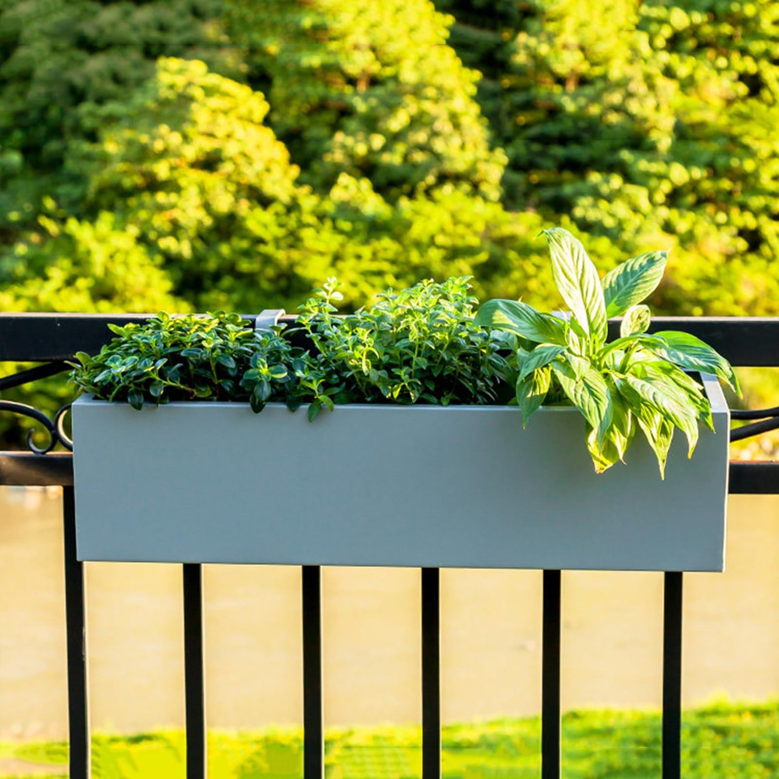 Wisząca donica na balustradę na balkon, metalowa skrzynka na kwiaty na zewnątrz ze wspornikami i drenażem, ogrodzenie okienne, pojemnik do sadzenia ziół i warzyw