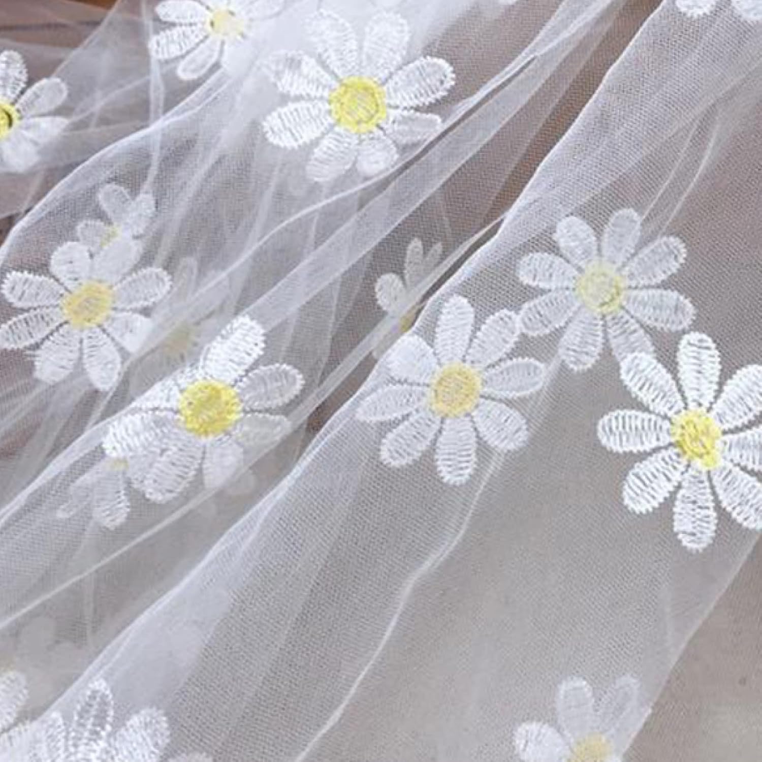 Tissu de tulle brodé fleurs marguerite en polyester