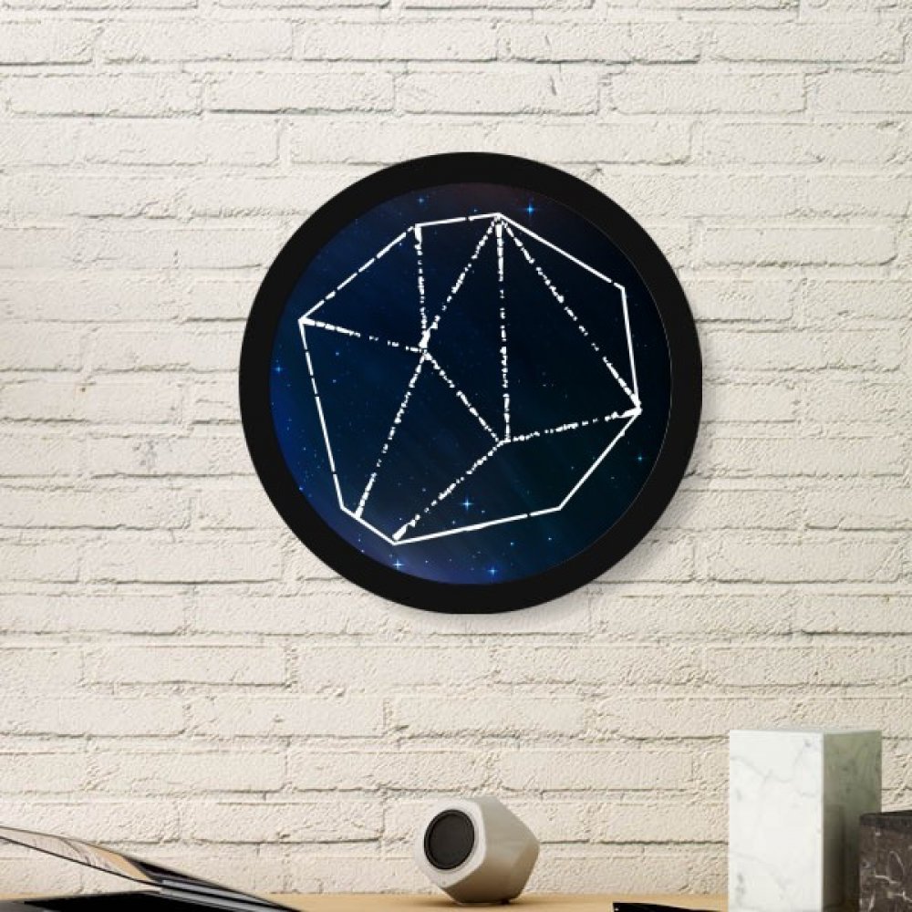 Cadre photo ronde en bois peinture fantastique contre mur vide