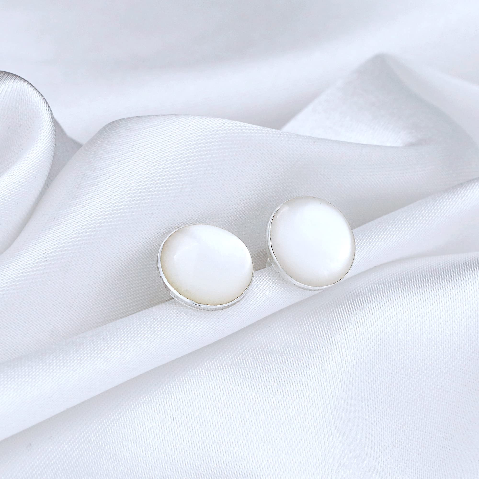 MadamLili | Perlmutt Ohrstecker aus 925 Sterling Silber | Runde Muschel Ohrringe | Muschelschmuck Damen | Geschenk für Frauen | Boho Schmuck | Nickelfrei & Allergikerfreundlich