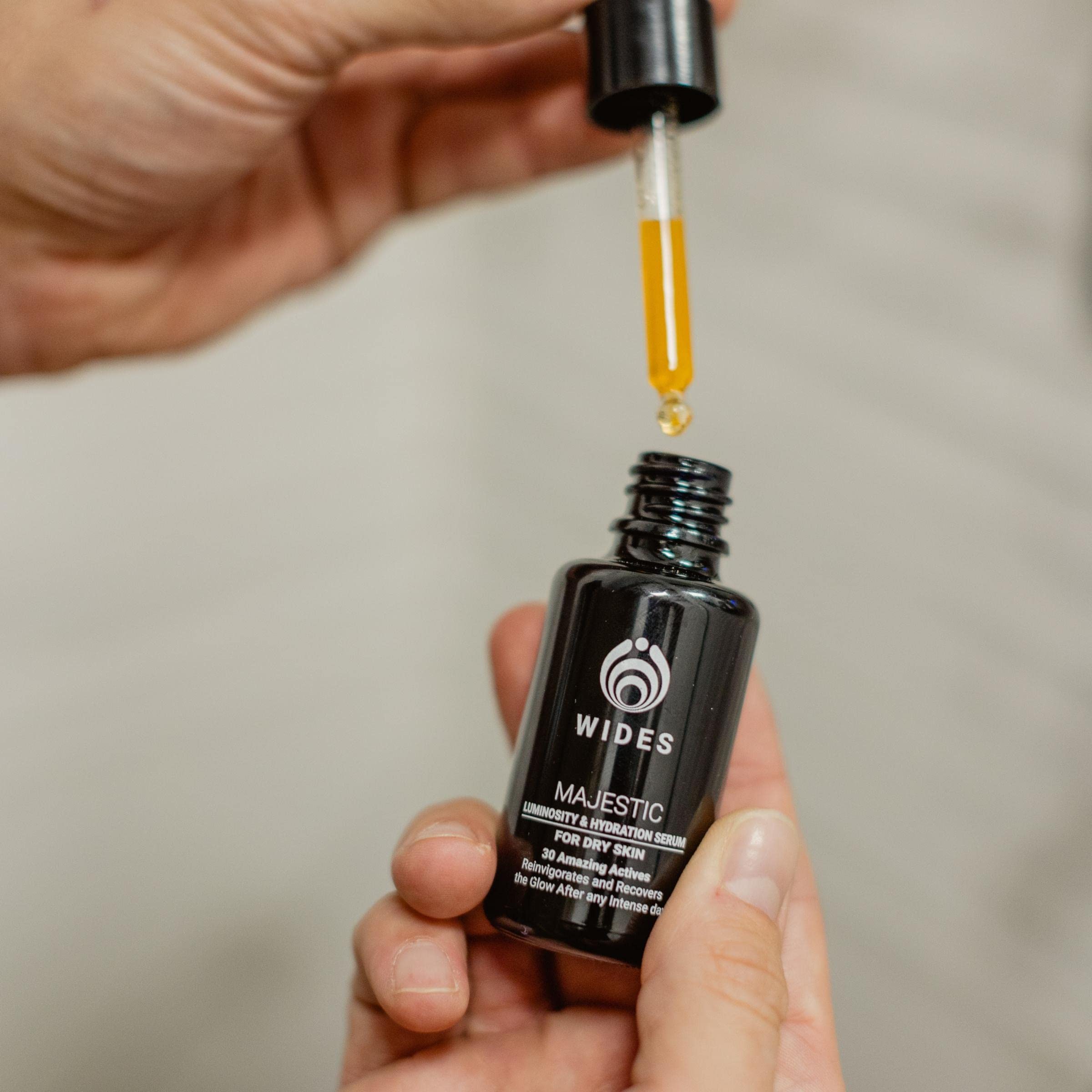 MAJESTIC. Vitamin C Serum für trockene Haut in Öl. Serum gegen Falten und Antioxidantien. Anti-Flecken-Gesichtsserum und reparierendes Serum mit 17 natürlichen Extrakten und 13 Bio-Ölen.
