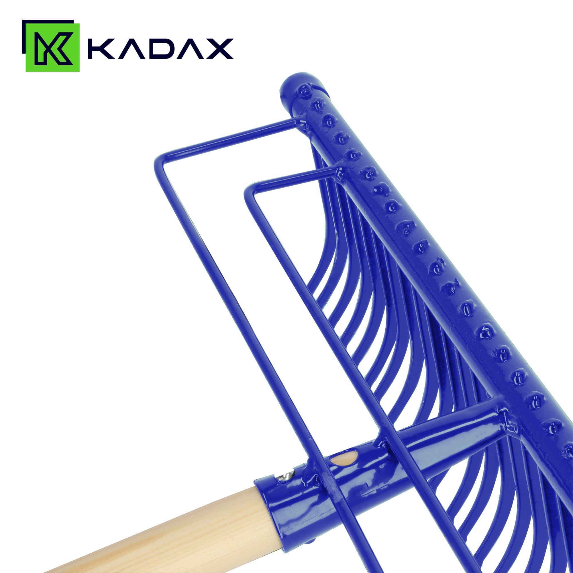 KADAX Rastrillo de metal, rastrillo ancho con cabeza reforzada, rastrillo de jardín con mango largo de madera, resistente herramienta de jardín (32 dientes, azul)