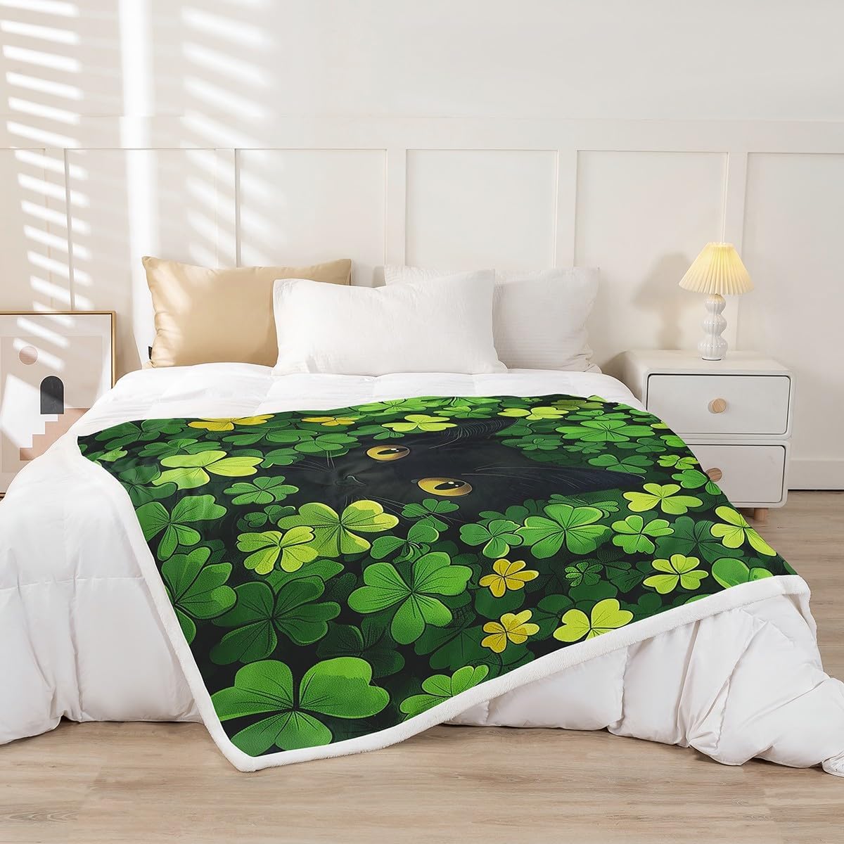 Manfei St. Patrick's Day Throw Blanket Cute Cat Green Clover Fleece Blanket, Lucky Shamrock Leaf Cozy Throws for Bed Couch Sofa, Kids Girls Room Decor, Soft and Breathable(60 x 80 Inches)
