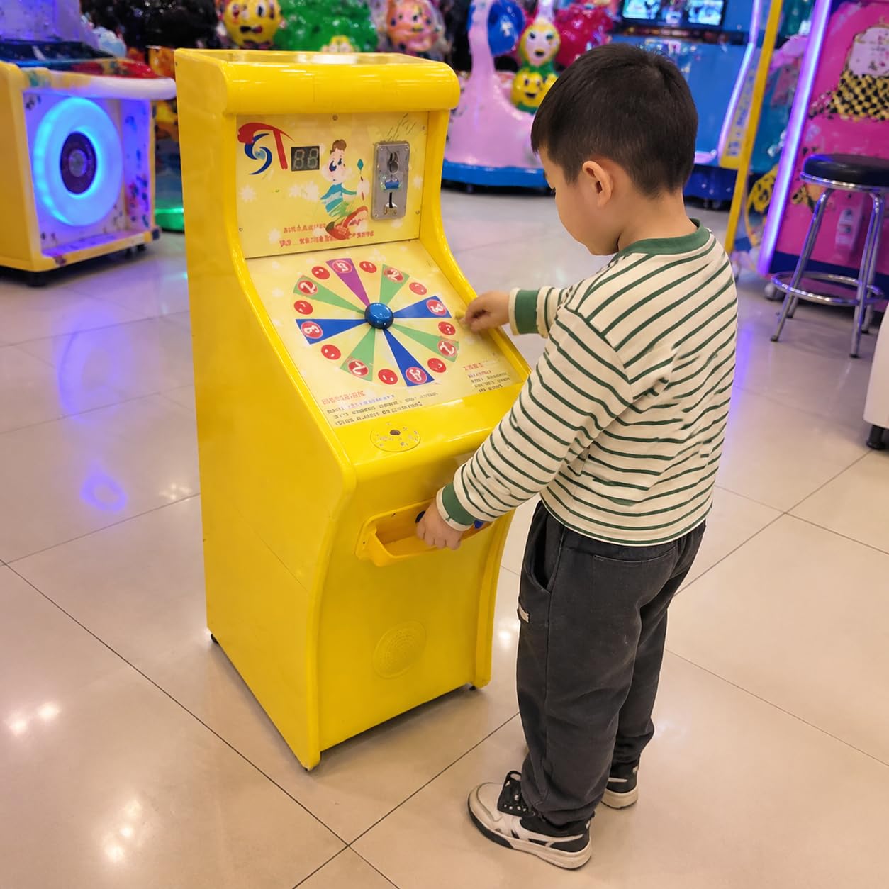 Gelber Arcade Automat, Münzbetriebener Kinderspielautomat mit Murmel-Launch, 55x40x110cm, für Spielzimmer & Kindergeburtstage , Klassisches Arcade-Design