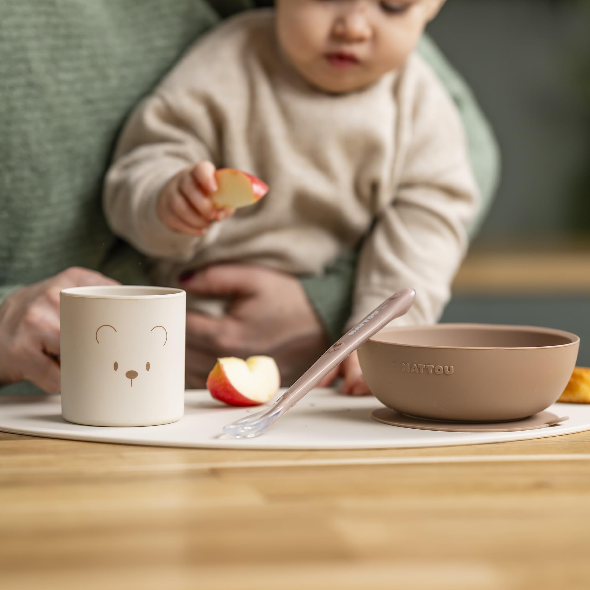 Nattou Stoviglie in Silicone per Bambini, 4 Pezzi, 1 Cucchiaio, 1 Ciotola con Coperchio, 1 Bicchiere, 1 Tovaglietta, Senza BPA, Silicone, Naturale