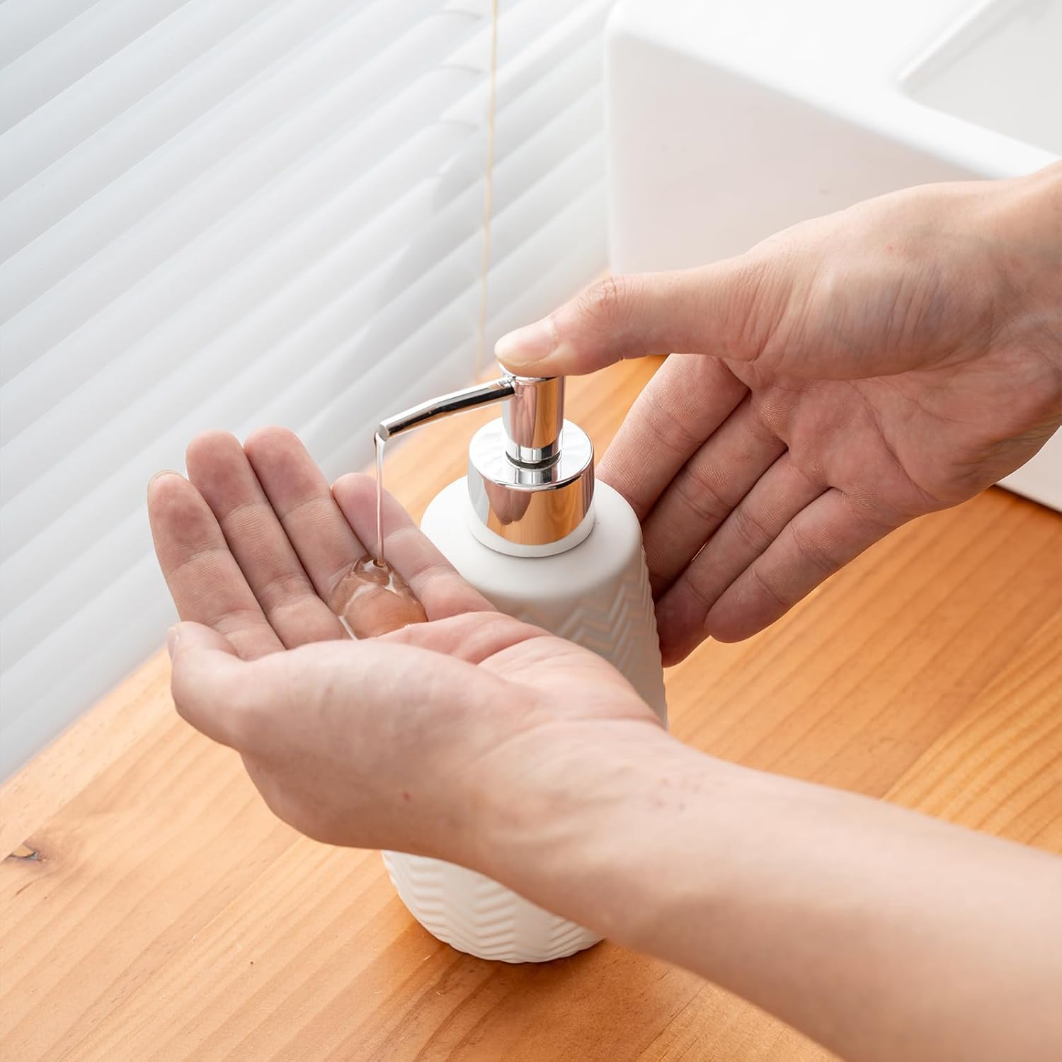 White Bathroom Modern Decoration 2-Piece Bathroom Accessories Bath Set Trash Can and Soap Dispenser，Ceramic，Wavy Design White Decor