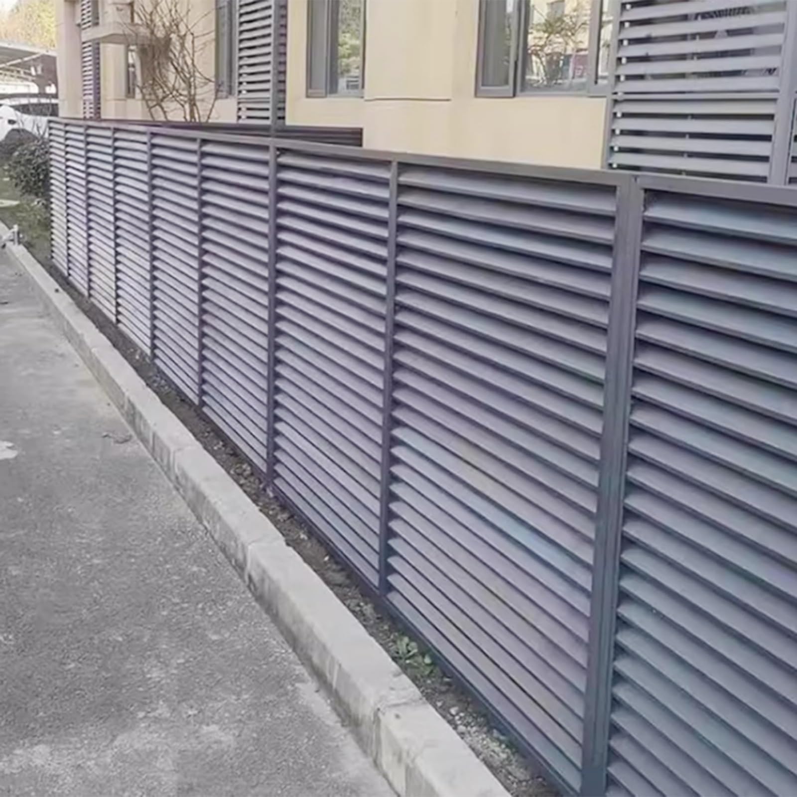 Generisch Diese Giebellüftung aus Aluminium mit atmungsaktivem Luftauslass und Lamellen-Rückluftgitter für die Außenbelüftung sowie integriertem Design sorgt für effektives Luftstrommanagement.