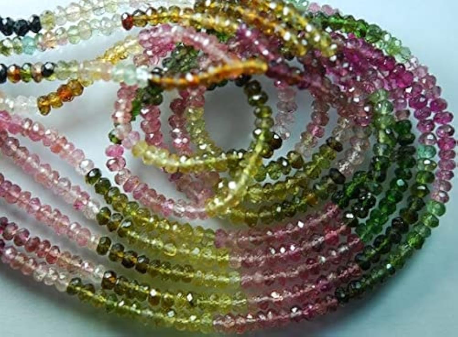 Tourmaline multicolore facettée de 2.75-3mm de qualité supérieure pour vos bijoux haut de gamme
