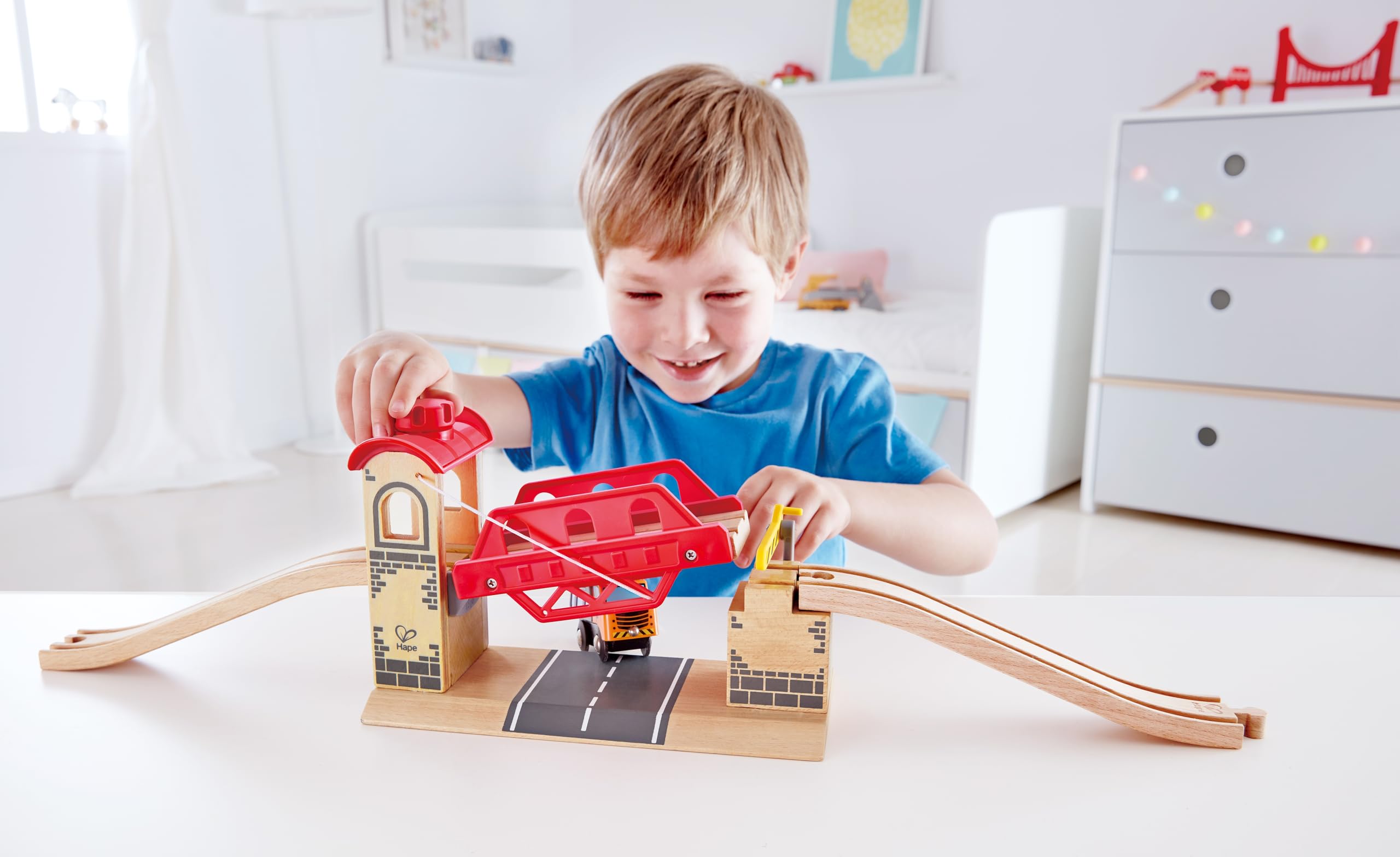 Hape Jouet Pont Levis pour Circuit Train en Bois - Jeu Educatif pour Enfant de Plus de 3 Ans - Système de Molette pour Relever Le Pont - Compatible avec Les Jeux de Marques Traditionnelles