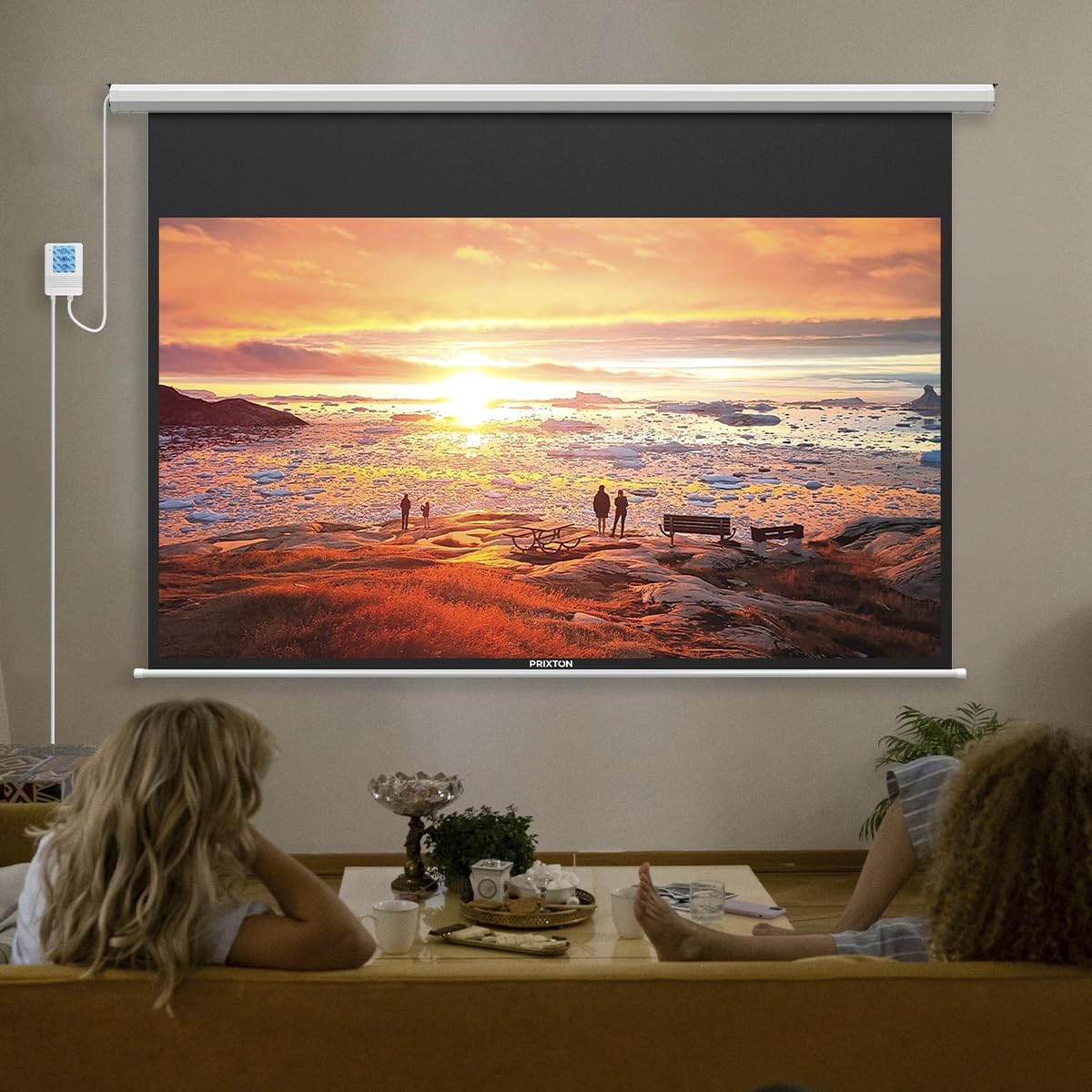PRIXTON Pantalla de Proyección Cinema MAX con Motor eléctrico, Control Remoto y Manual, Pantalla de 100 Pulgadas, 4 Capas, Material PVC Antiarrugas Lavable