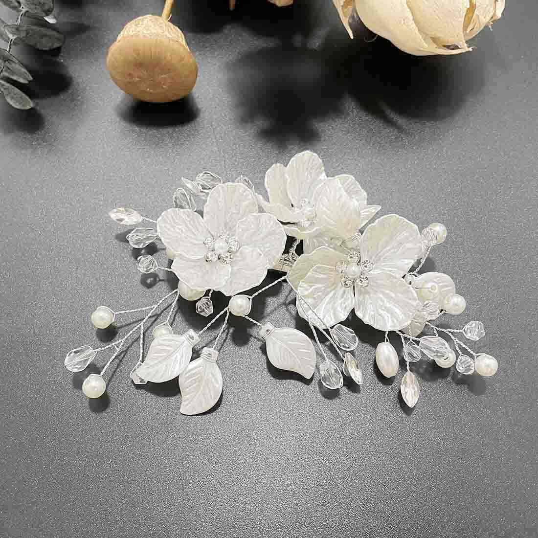 Prosy Fermaglio per capelli da sposa con fiori color argento, con perle, strass, per donne e ragazze