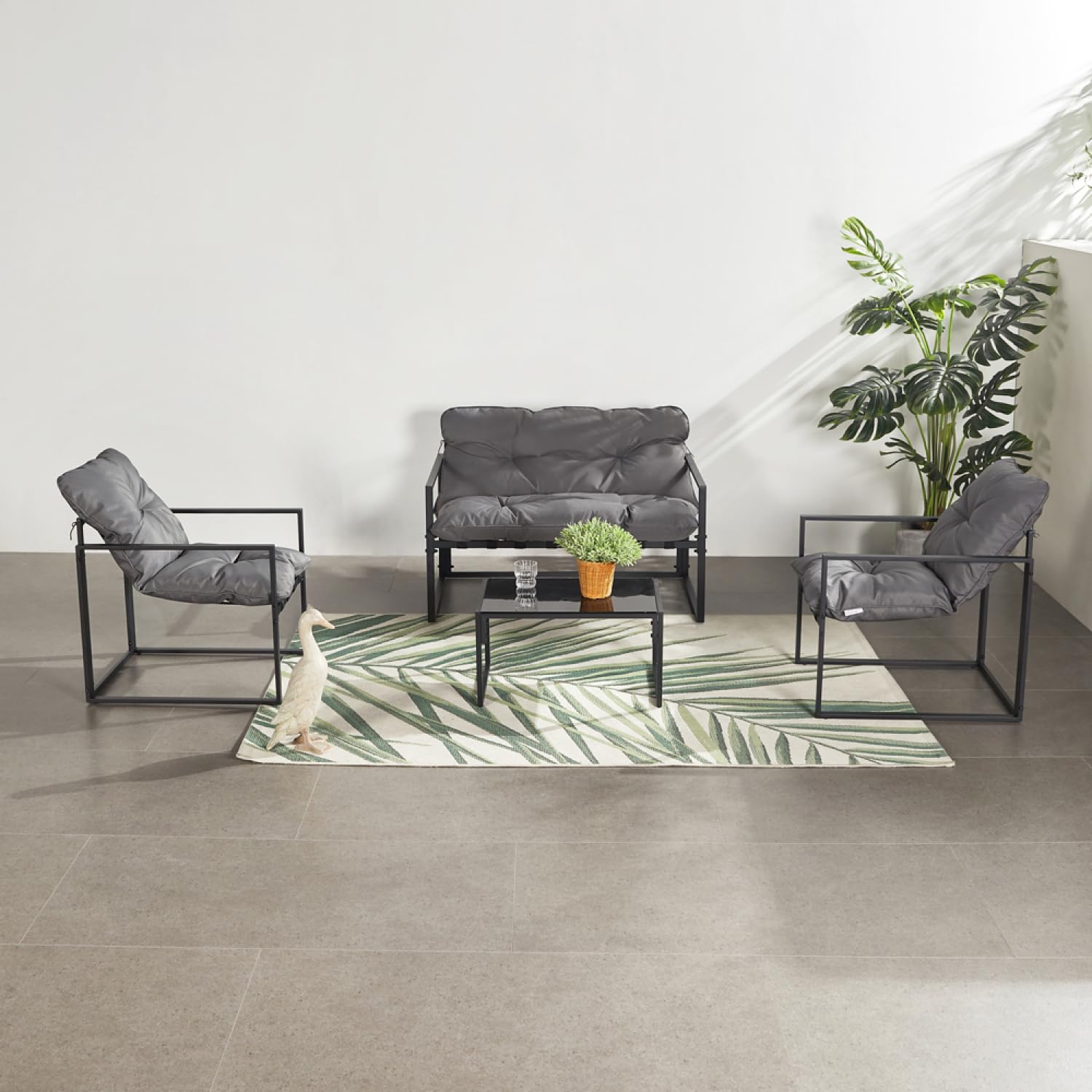 CONCEPT USINE | Salone da giardino 4 posti patta nera | Divano + 2 poltrone + tavolino in vetro temperato | Cuscini grigio idrorepellente 10 cm | Acciaio anticorrosione | Design contemporaneo |