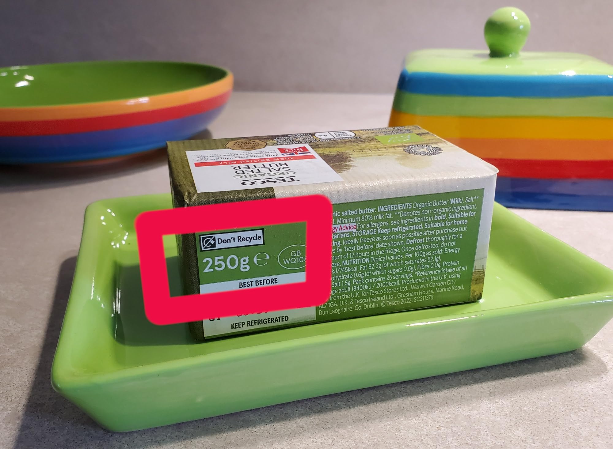 Handbemalte Butterdose aus Keramik mit Deckel, Regenbogenstreifen, Grün