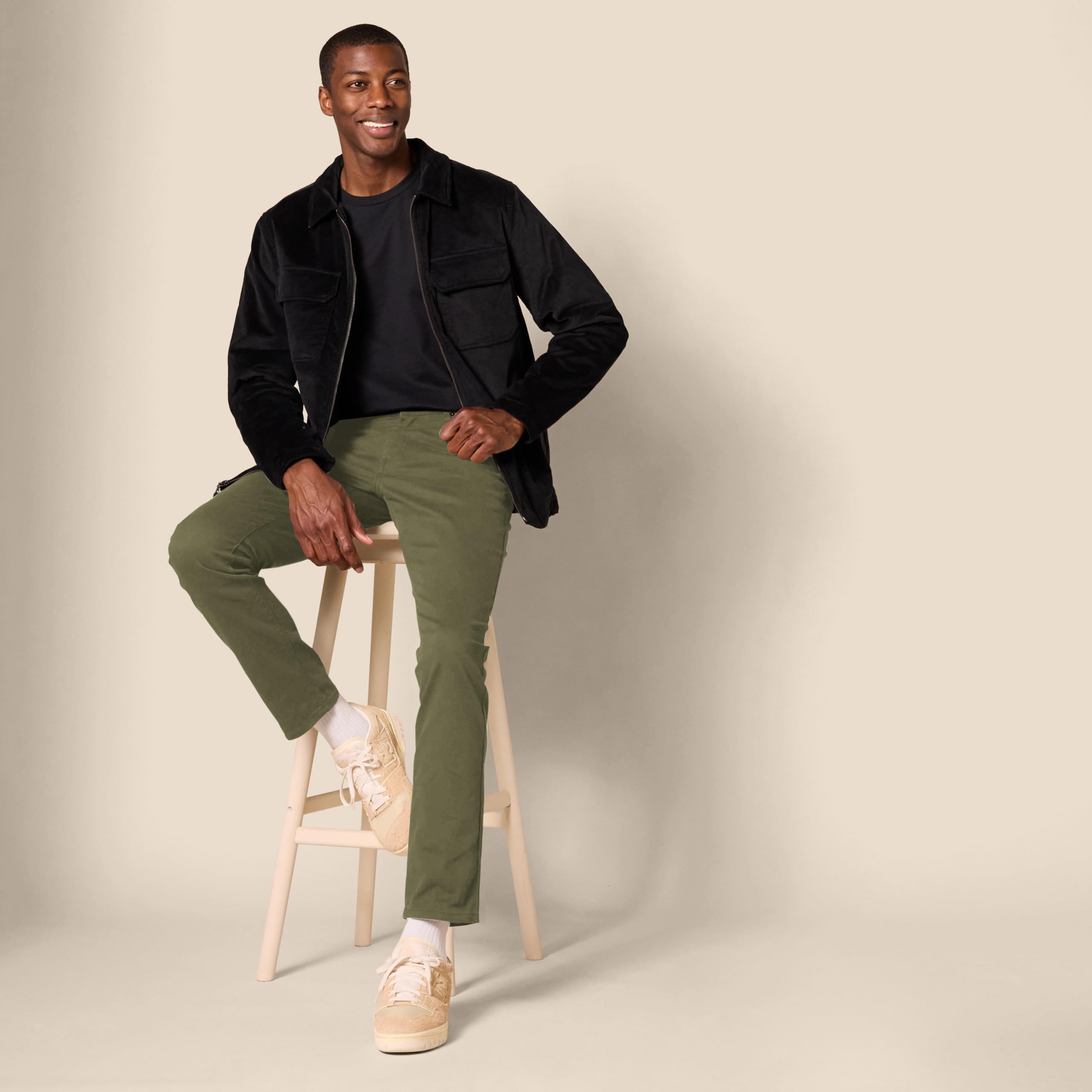 Amazon Essentials Hombre Pantalón de Sarga Elástico con 5 Bolsillos y Ajuste Entallado
