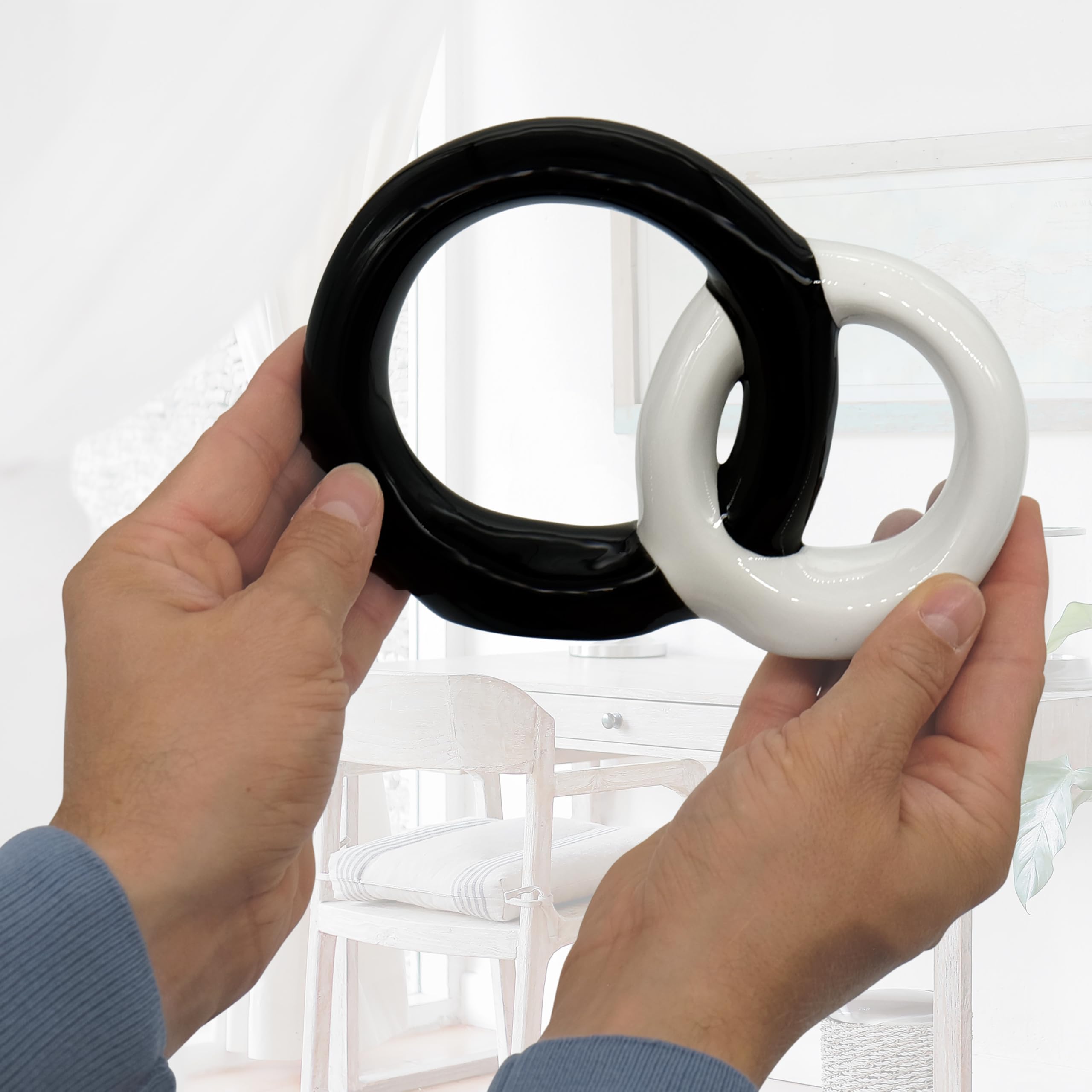 Escultura símbolo armonioso « Conectado » - Anillos de cerámica de 18 cm como Signo de conectividad y unión - Figura Decorativa Pintada a Mano en Blanco y Negro para la decoración