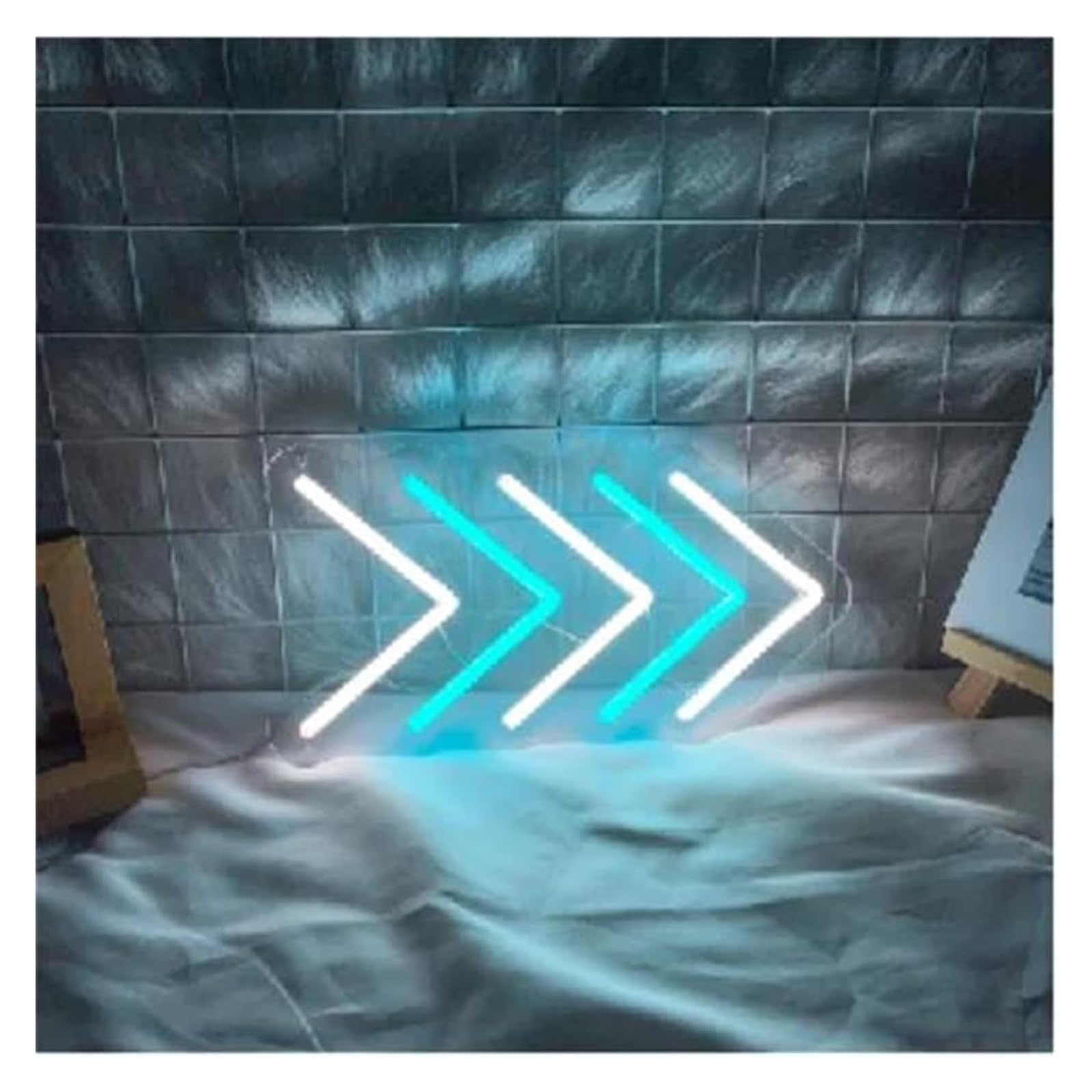 Lampe au néon flèche en acrylique transparent et haute brillance
