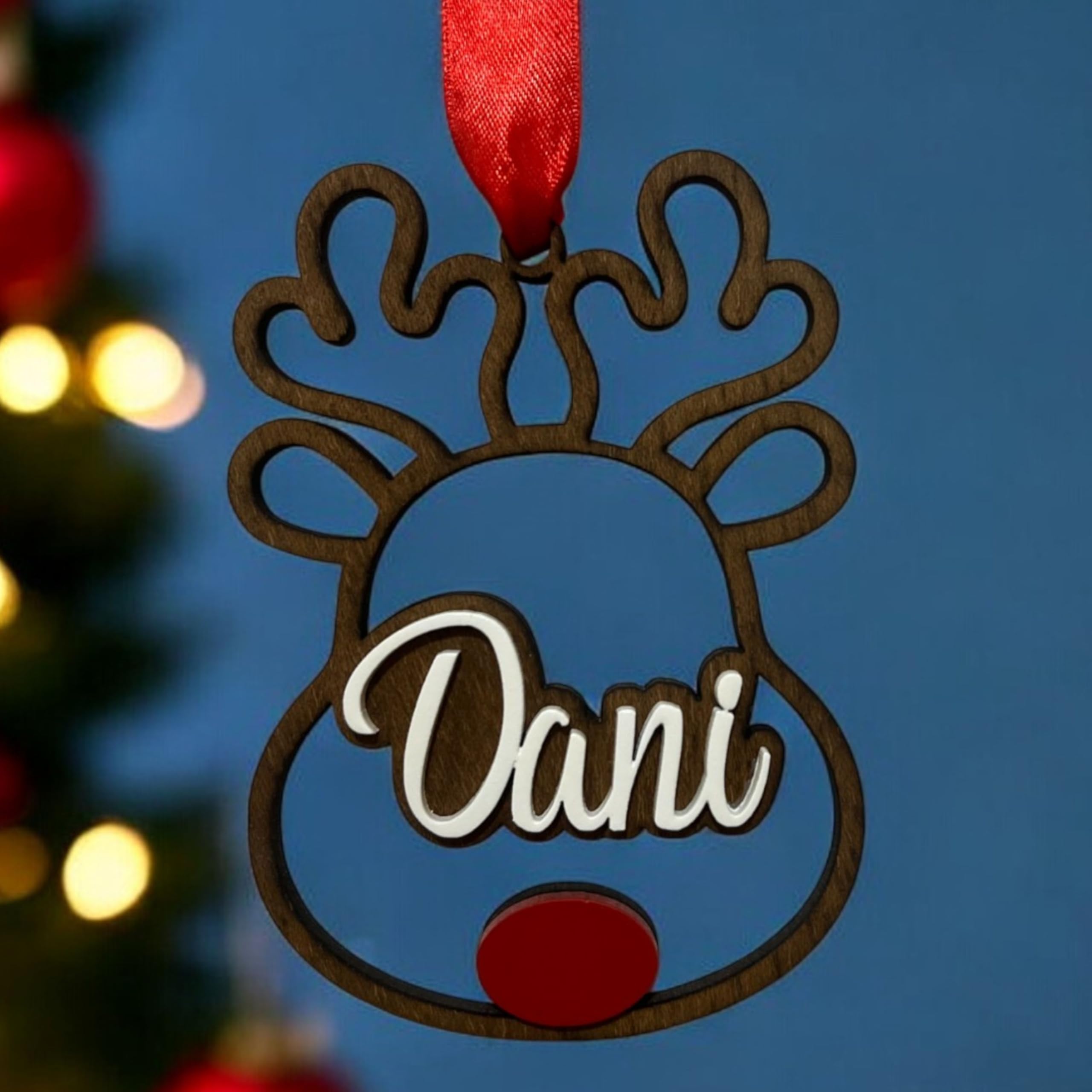 JR Maderas Bolas de Navidad Madera Personalizada con Nombre en Blanco - Adornos Navideño de Mascota - Ornamento - Decoración para el Arbol de Navidad - Esfera Grabada en Madera con Cuerda Incluida.