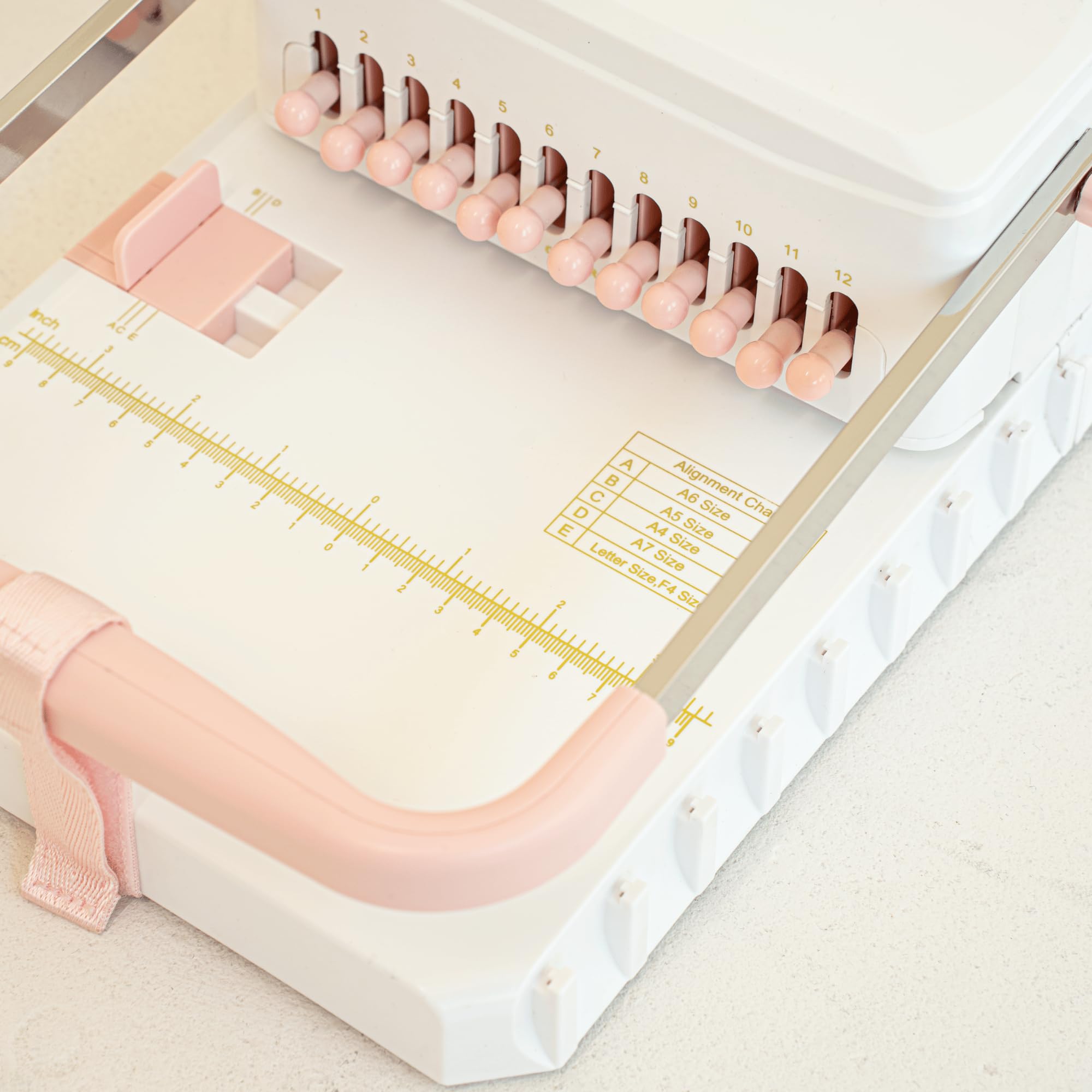 Heidi Swapp Bastelbindemaschine – DIY Twin-Loop Wire Book Binder für Planer, Tagebücher & Fotobücher | Enthält 20 Drähte, 4 Bücherbretter & Zange | Bindet A4, A5, A6, A7 & Brief | 27-teiliges Set