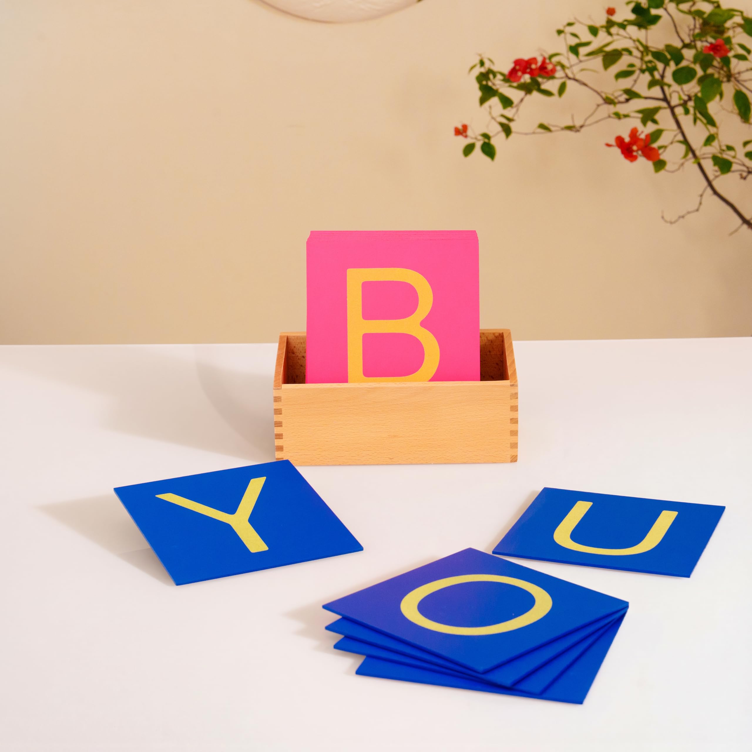 Premium Montessori Großbuchstaben Sandpapierbuchstaben mit Buchenholz-Box 8.7 Zoll 4.4 lbs – Taktiles Uppercase Alphabet für Großschreibregeln, Namen & Satzanfänge, Sprachmaterial für Kinder 4-5+