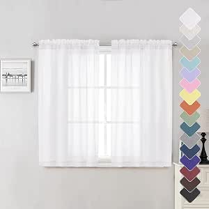 Una Cortina Blanca En Una Habitación Con Ventana. | Foto Premium