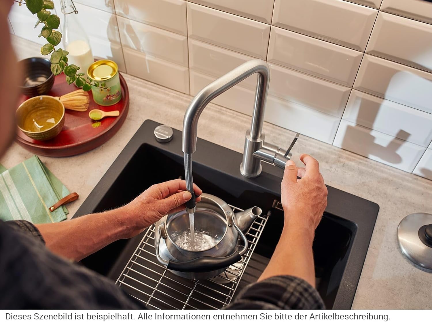 Person filling a kettle using the pull-out spray of the BLANCO JANDORA-S faucet
