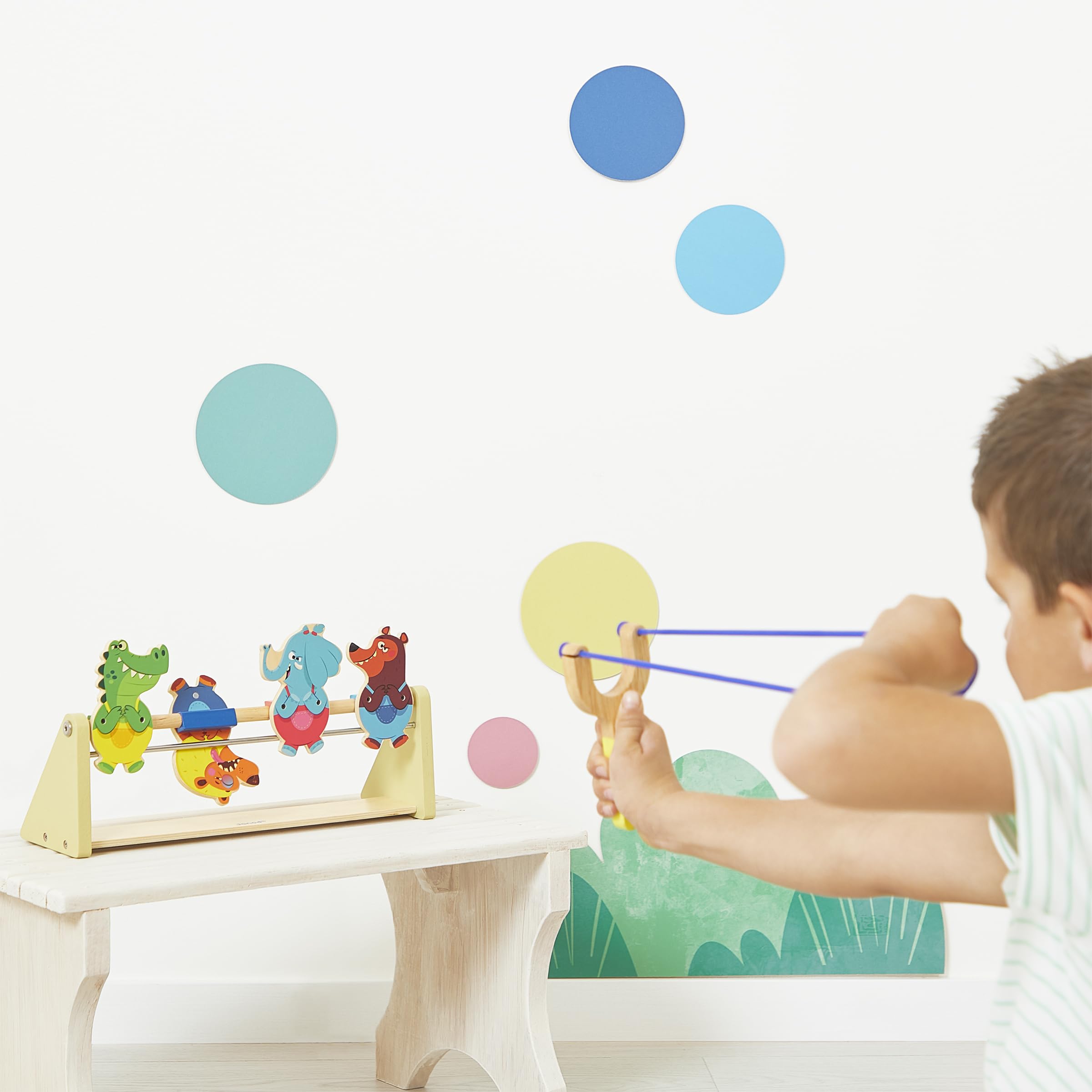 Janod Tiro a Segno in Legno per Bambini, Gioco con Bersaglio, 4 Personaggi, 1 Lanciatore, 2 Palline in Feltro, Sviluppa precisione e concentrazione, Giocattolo in Legno, da 5 Anni, J03372