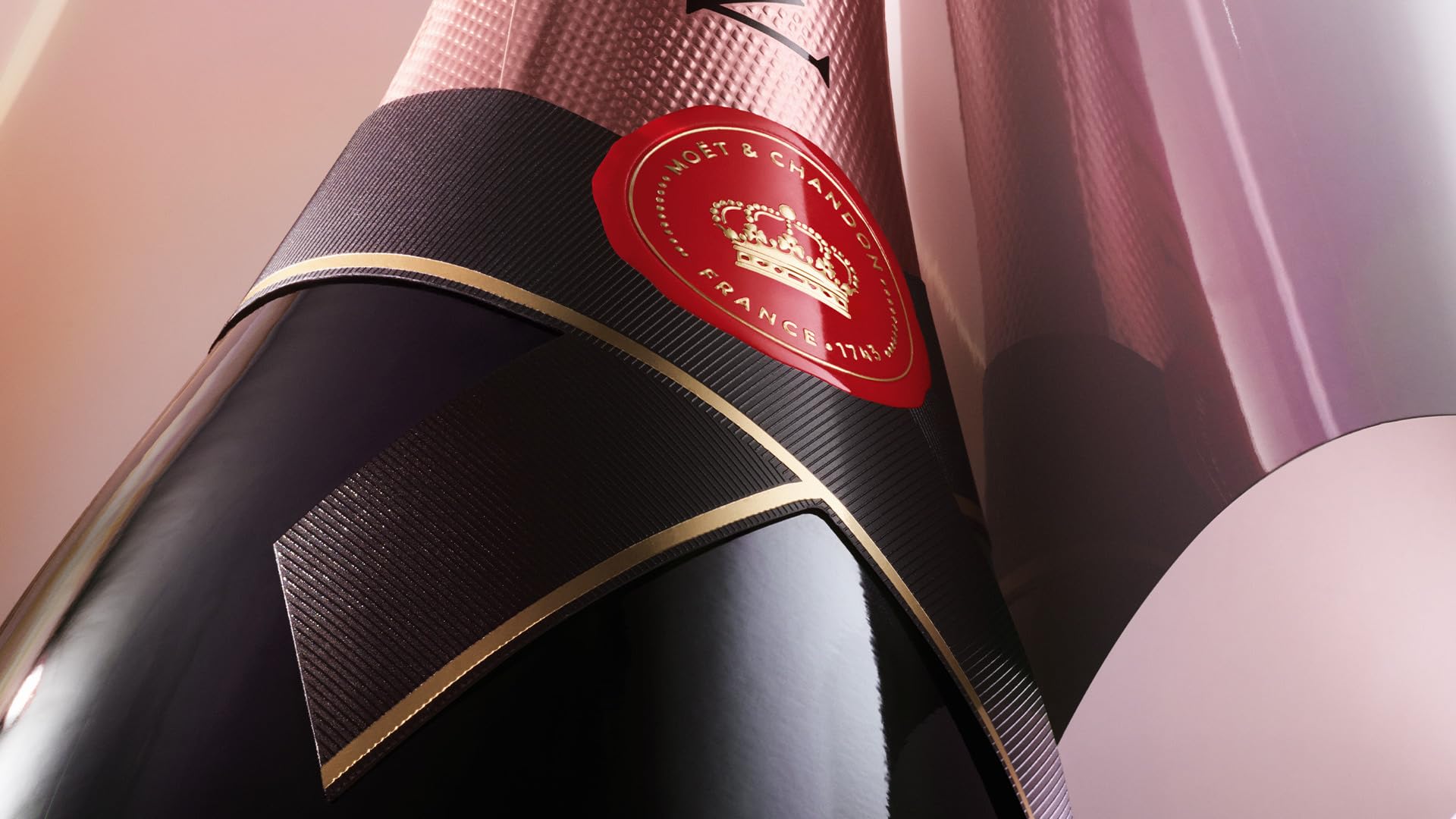 Moët & Chandon Rosé Impérial Champagne 75cl 12,5% étui | Champagne AOC Rosé 12,5%. Notes de fruits rouges, nuances florales et une pointe poivrée. À servir frais.