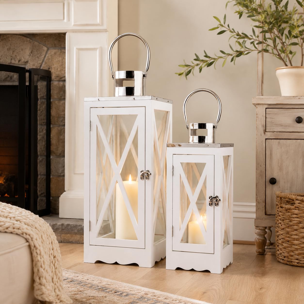 TRIROCKS Set de 2 Faroles de Madera Estilo Campestre 63cm y 46cm Altos, Soportes de Vela Rústicos Colgantes con Vidrio Templado para Patio, Jardín y Bodas (Blanco Rectangular)