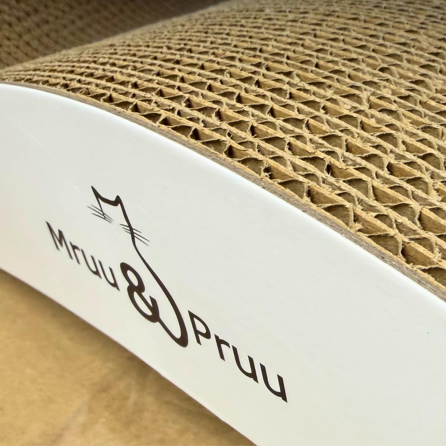 Mruu&Pruu Drapak dla Kota Leon XXL 78 cm – Legowisko i Drapak z Tektury Falistej, Dwustronny Kartonowy Drapak dla Kota, Wytrzymałość do 25 kg, Ekologiczny, Handmade EU (Biały)