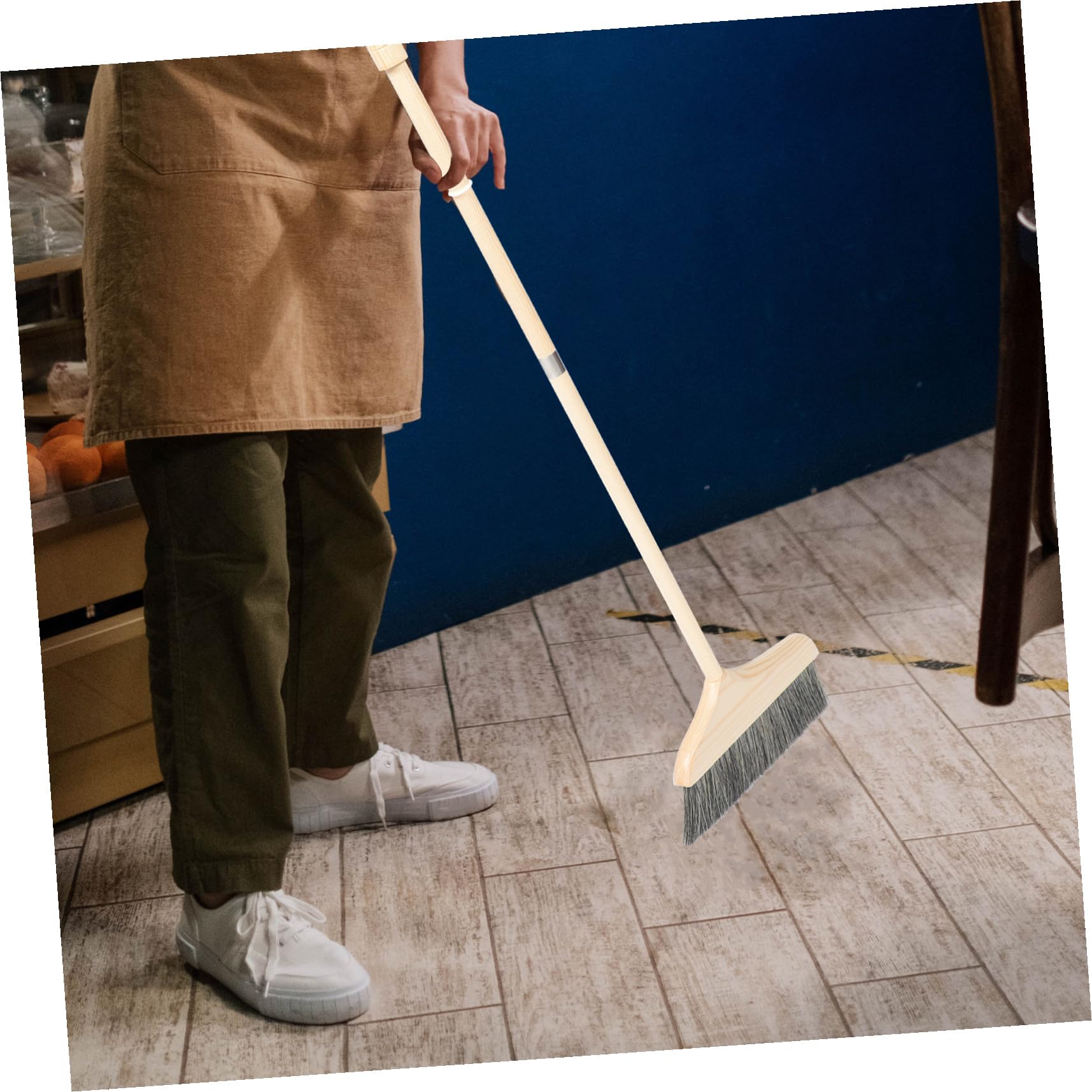 Scopa Manico Pino con Setole Morbide Antistatiche Spazzolone Leggero per Pavimenti Pulizia Efficiente di Angoli Stretti Piegarsi Facile da Impugnare e Riporre
