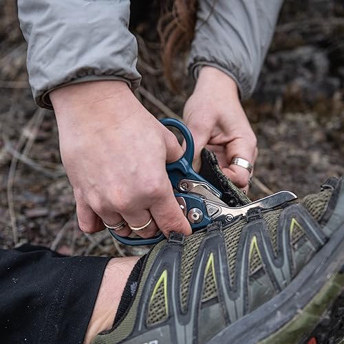 Miniatura 7 de LEATHERMAN, Raptor Response Tijeras de emergencia con cortador de anillo y llave de tanque de oxígeno, fabricadas en los Estados Unidos, azul marino