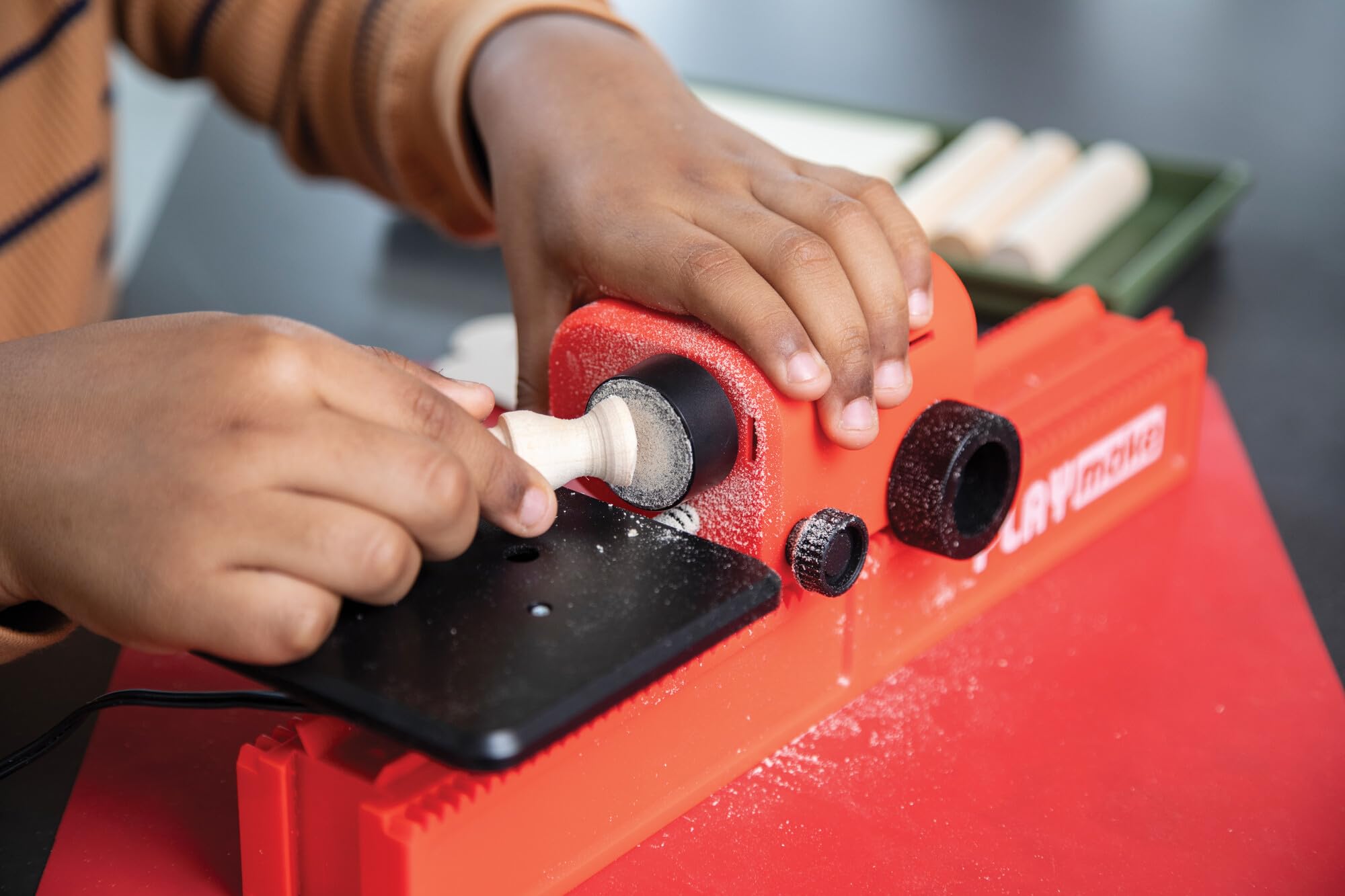 PLAYMAKE 4in1 Workshop - Kreativwerkstatt für Kinder ab 5 Jahren - Technikspielzeug für Holz und Karton - Sicheres Werkzeug für Kinder - 4 Funktionen in einem Spielzeug - Made in Austria | Sägen, Bohren, Schleifen und Drehen, MINT-Bildung für Kinder, 4 Fu