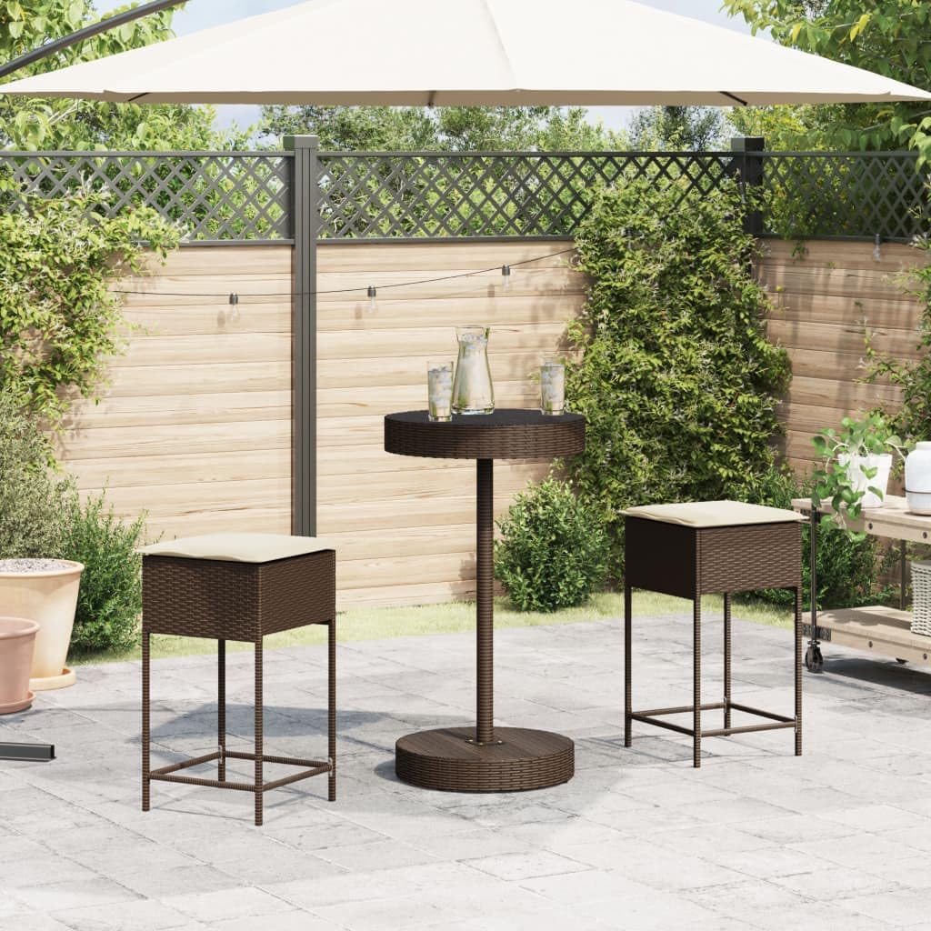 Juego de Bar jardín ratán PE marrón con Cojines Blancos Crema, Mesa 60,5x106 cm, 2 taburetes 40x40x76 cm, Muebles Exterior para terraza Patio balcón, Resistente y cómodo para Ocio y reunión