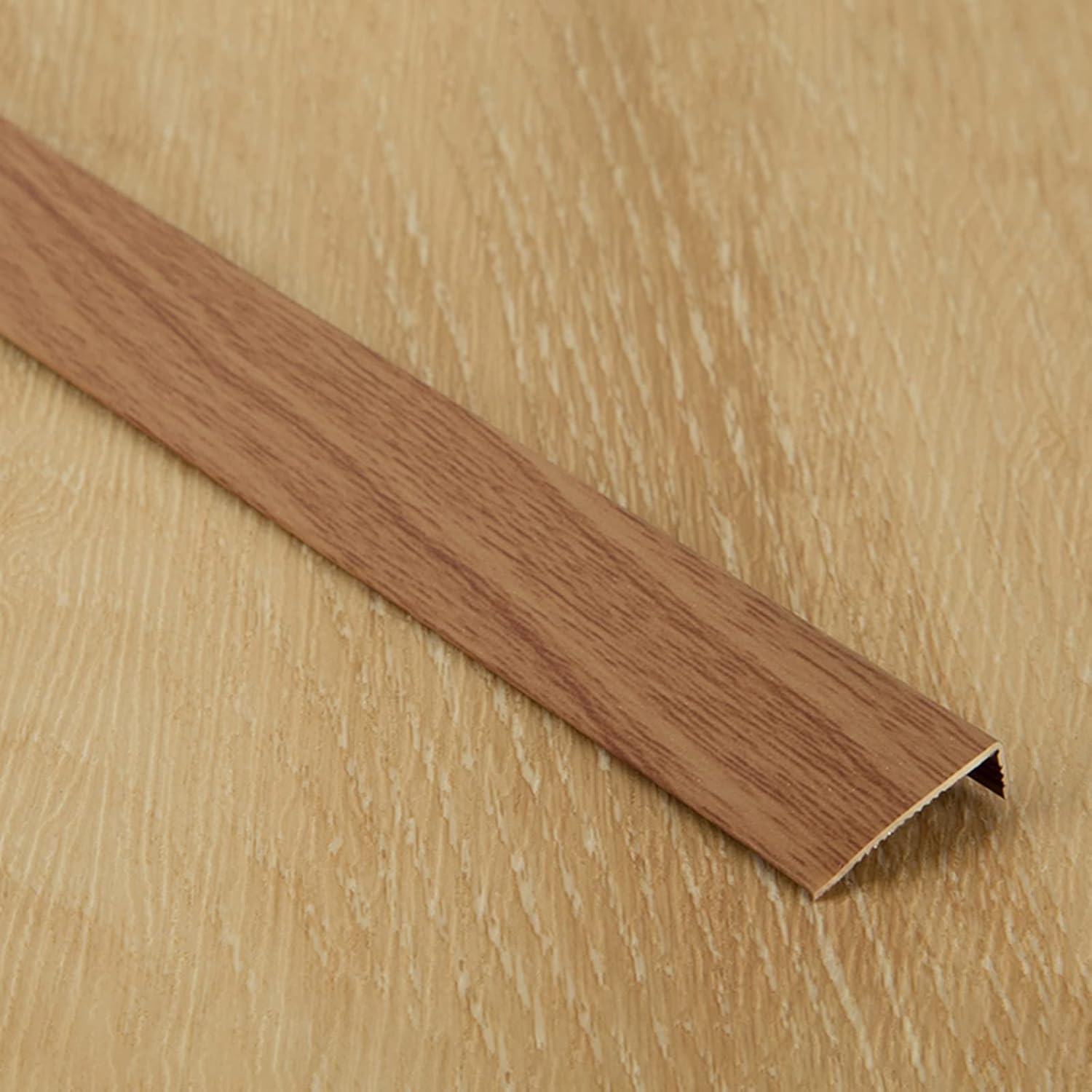 Nez de marche en aluminium aspect bois pour sécuriser et sublimer vos escaliers étroits