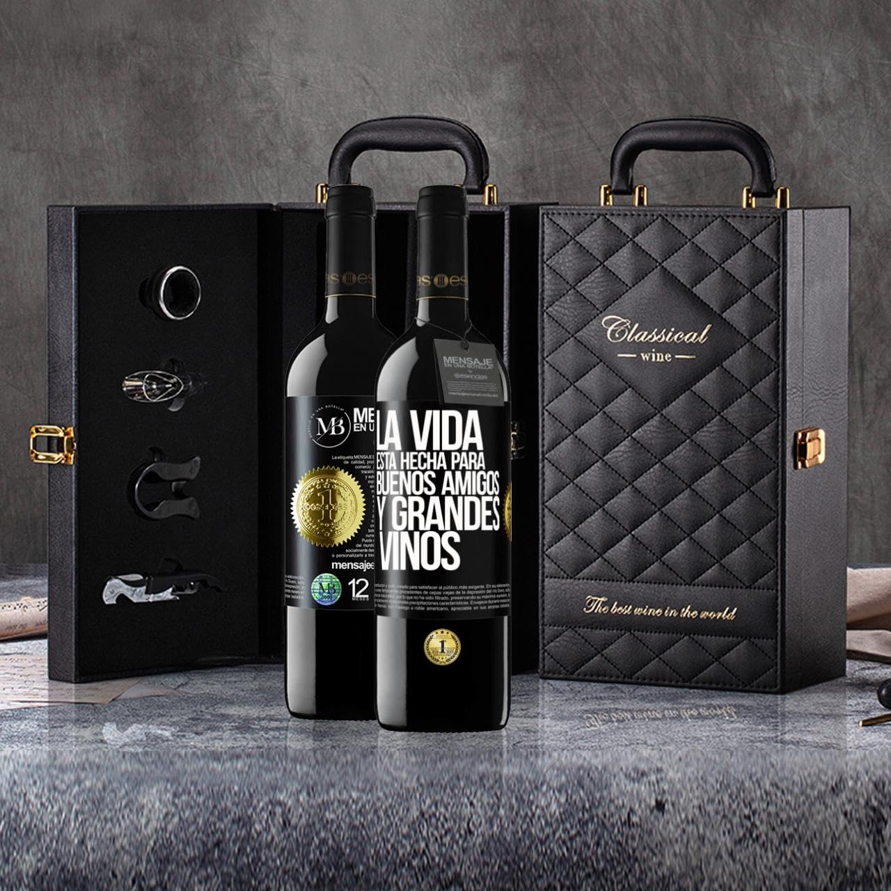 «La vida está hecha para buenos amigos y grandes vinos» Mensaje en una Botella. Estuche-Maletín de LUJO 2x Vino Tinto Premium Reserva 12 Meses y Set de 4 Accesorios. Etiqueta Negra PERSONALIZABLE