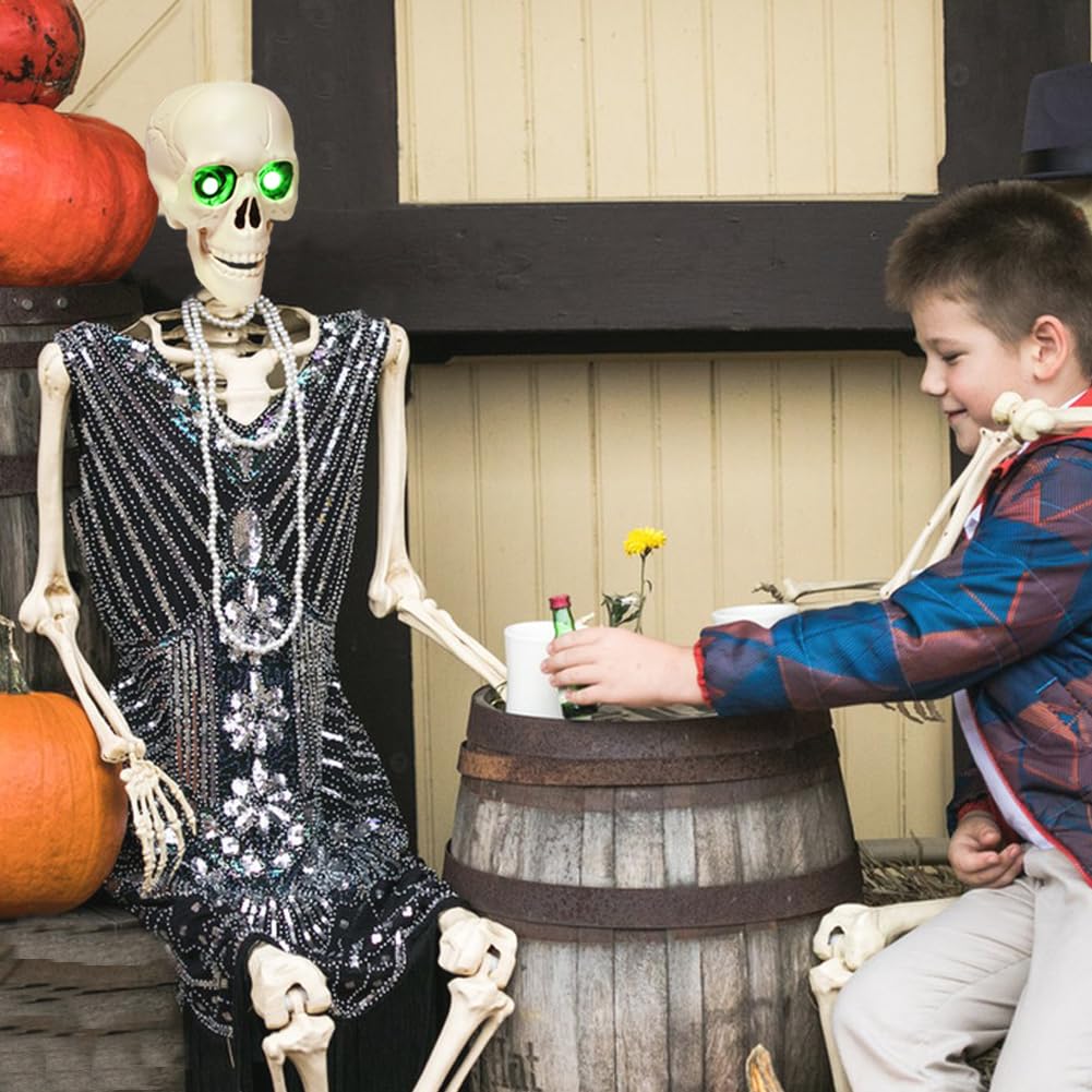 Esqueleto de Halloween de 165 cm, esqueleto de cuerpo completo con capa negra, huesos humanos de tamaño real para Halloween, patio delantero, patio, césped, jardín, accesorios de decoración de fiesta