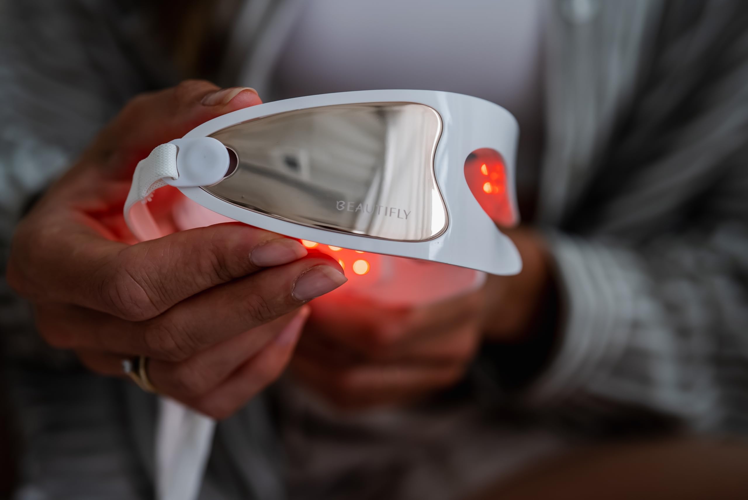 Beautifly - Masajeador de Ojos Serene – Terapia de Luz Roja para Reducir Estrés y Signos de Fatiga, Estilo y Tecnología