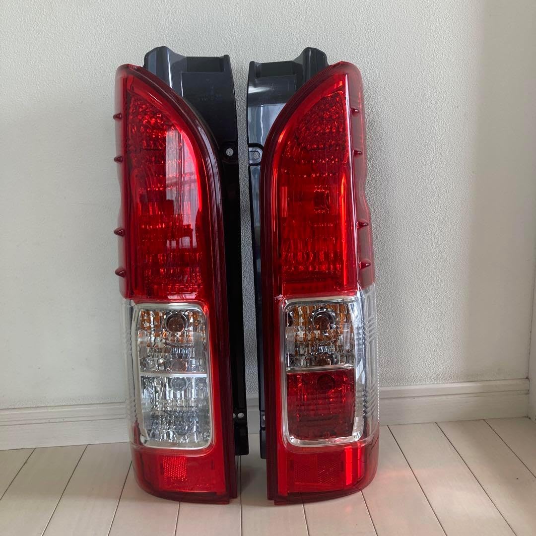 ハイエース200系5型テールランプ 左右セット 赤 ハイエース純正テールランプ(5型) テールライト 左右セット 赤
