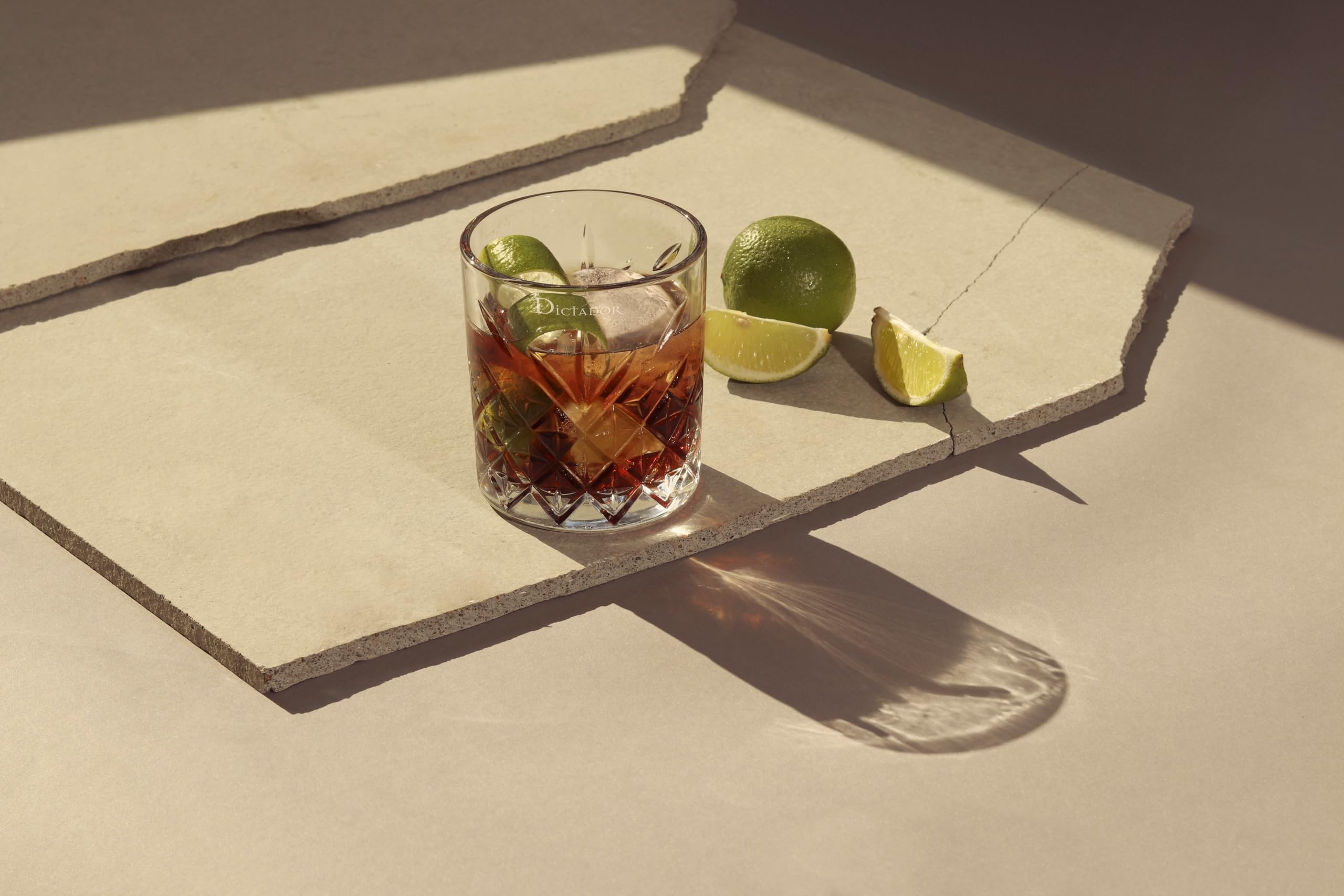 DICTADOR - 12 ans Coffret 2 verres - Rhum - Origine : Colombie - 40% Alcool - Notes de vanille & épices - A déguster pur - 70cl