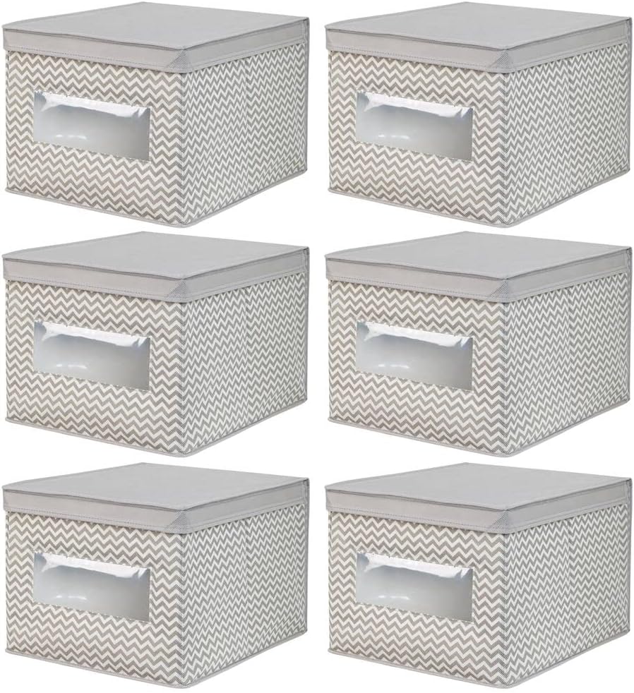 Primo piano del motivo a zigzag color tortora/naturale del contenitore portaoggetti mDesign, che ne mostra la consistenza e le cuciture.