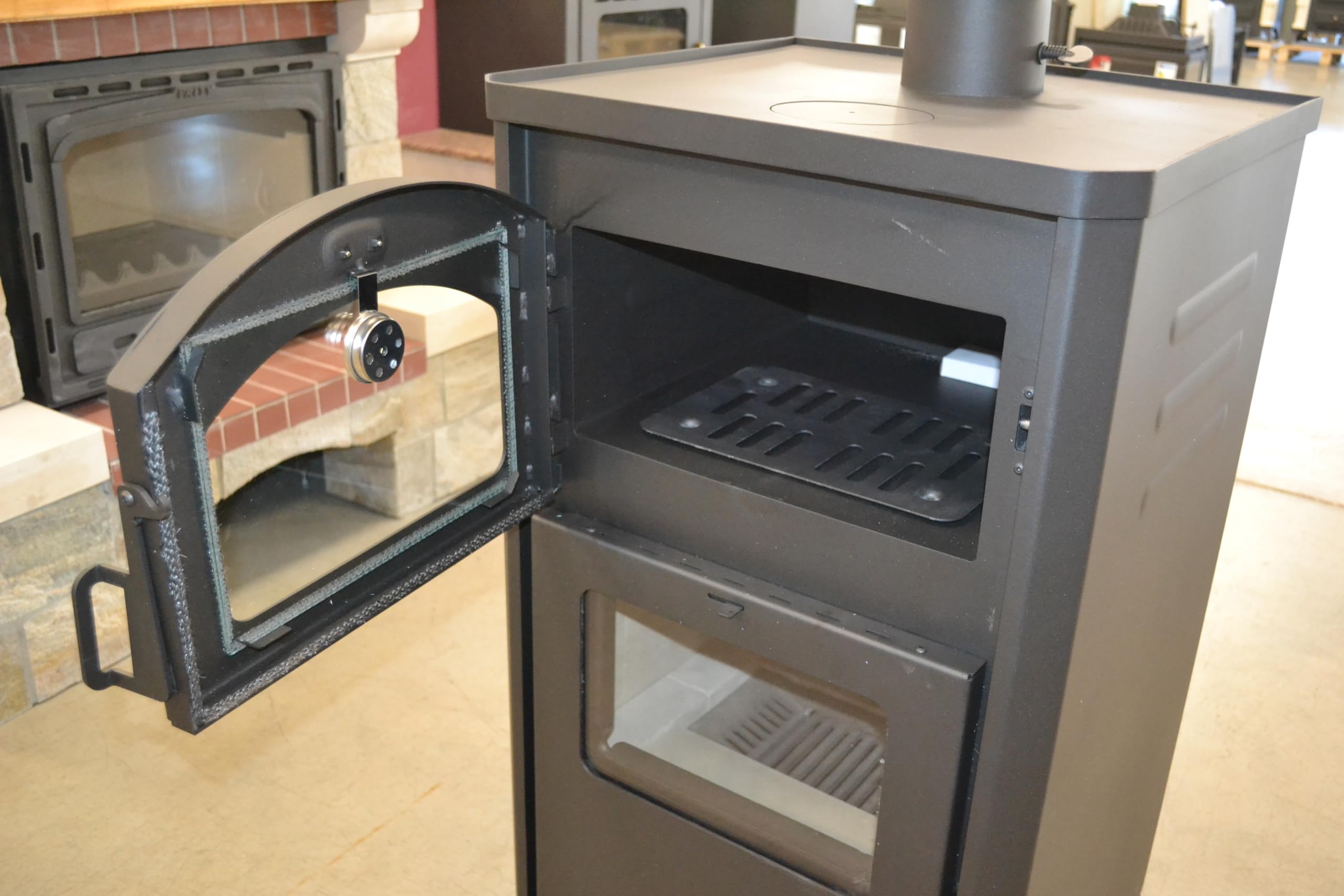 Stufa a legna con forno. Stufa di cottura, potenza di riscaldamento 14kw, Nero