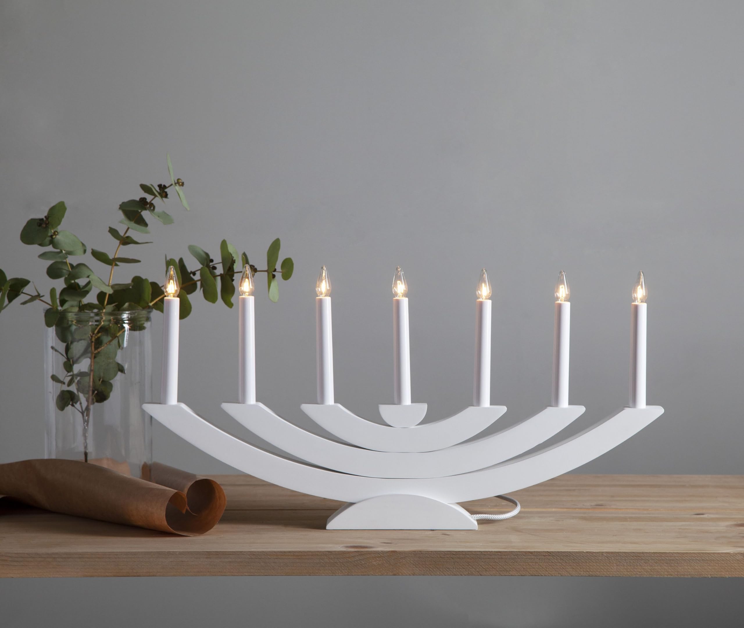Fensterleuchter Nevida von Star Trading, Kerzenständer mit 7 Glühbirnen E10 warmweiß, Weihnachtsdeko aus Holz in Weiß, Kabelschalter, Länge: 37,5 cm