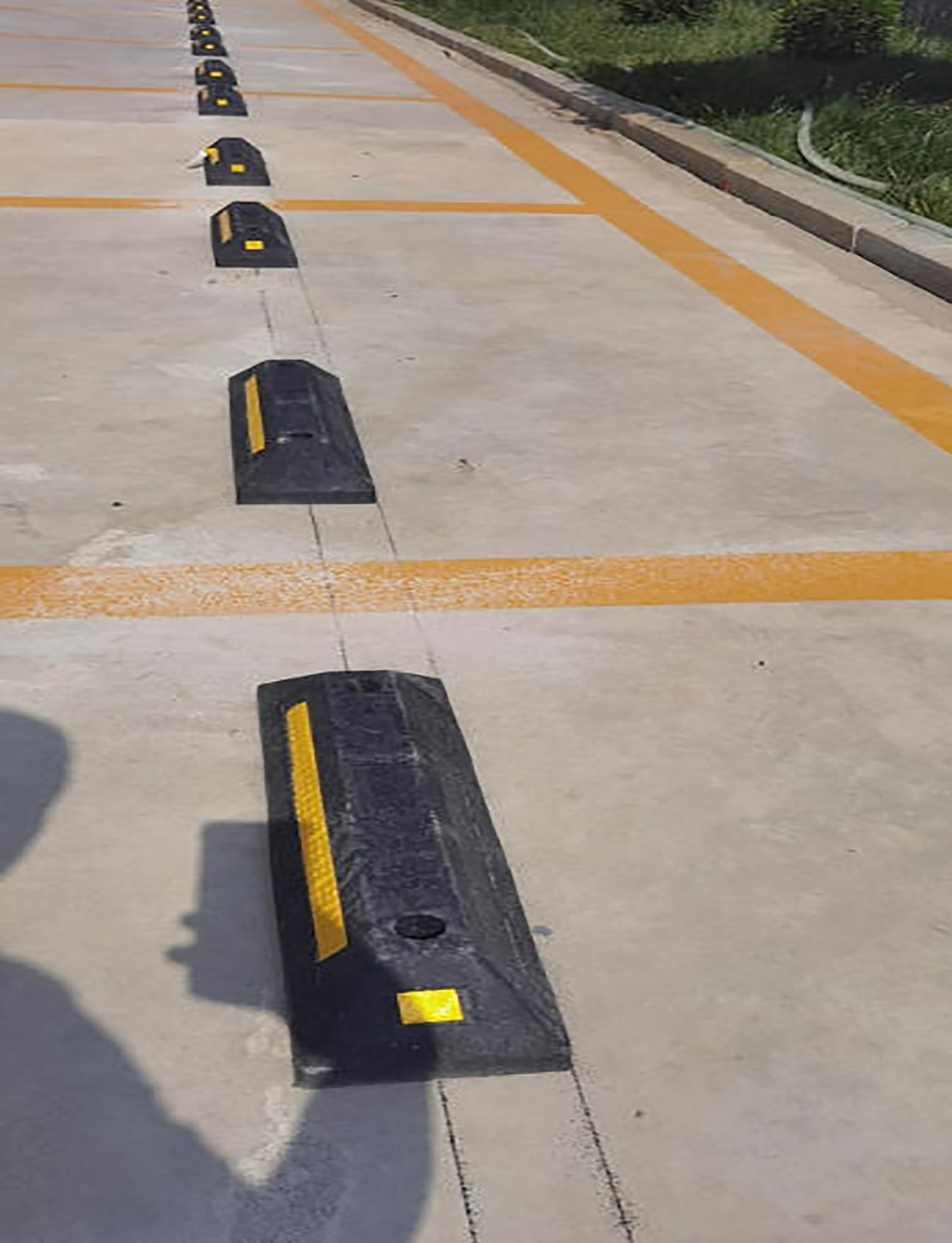 Calzo de rueda resistente, tope de estacionamiento antideslizante para garaje, entrada y estacionamiento, bloque de goma de alta visibilidad para seguridad del vehículo