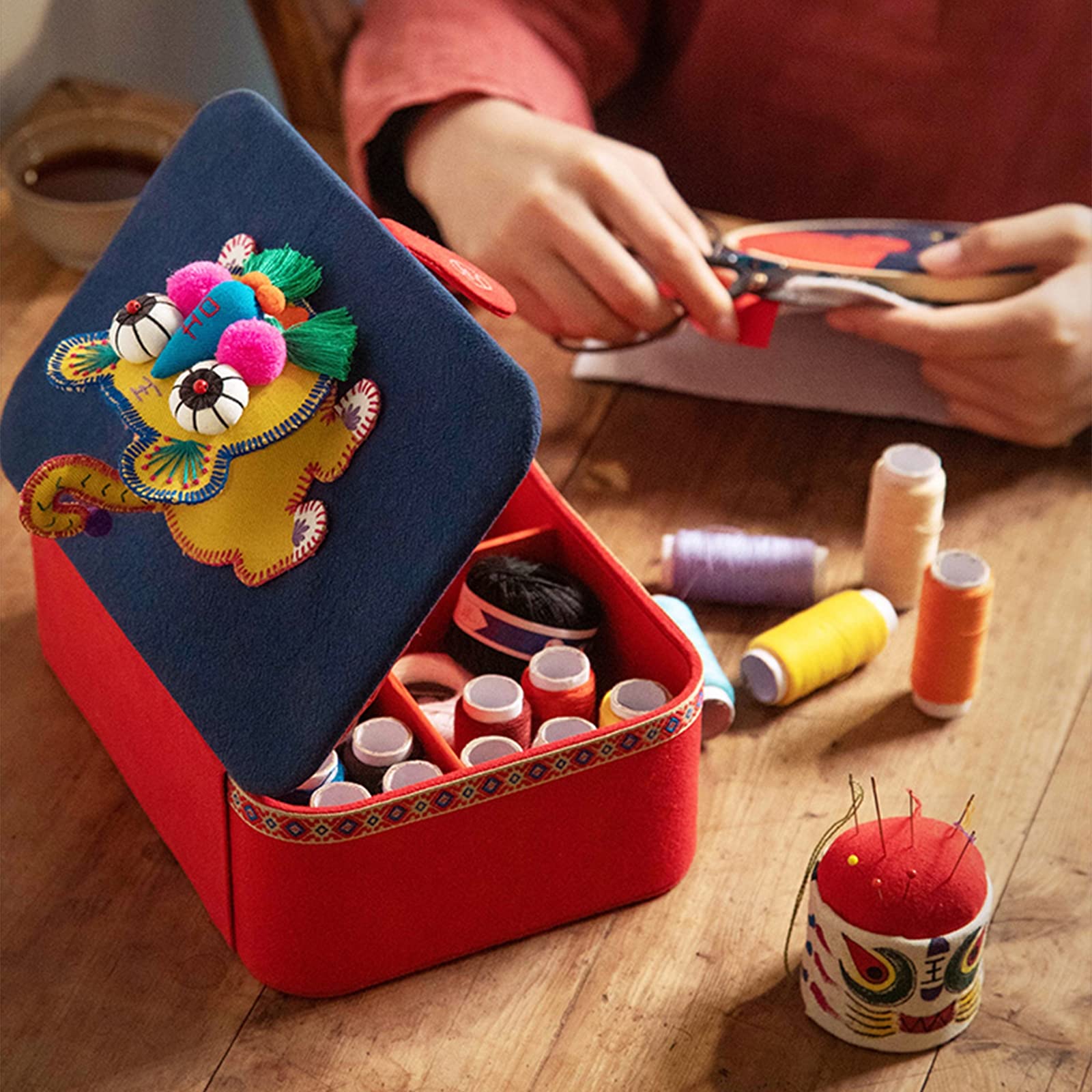 Caja de Costura, Kit de Costura, Caja de Costura Bordada Hecha a Mano con Accesorios, Adecuada for Principiantes, Mujeres, Rojo, 15,5x23 cm