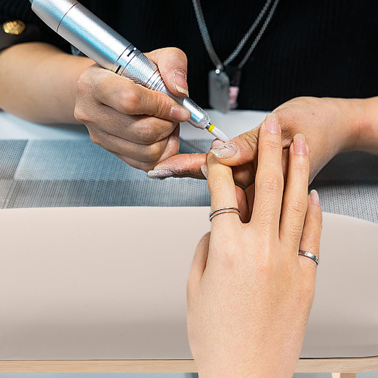 Cuscino Poggiamano per Unghie in Legno e Cuoio, Khaki | Supporto Manicure Stabile, Superficie Liscia e Morbida, per Nail Art e Uso in Salone
