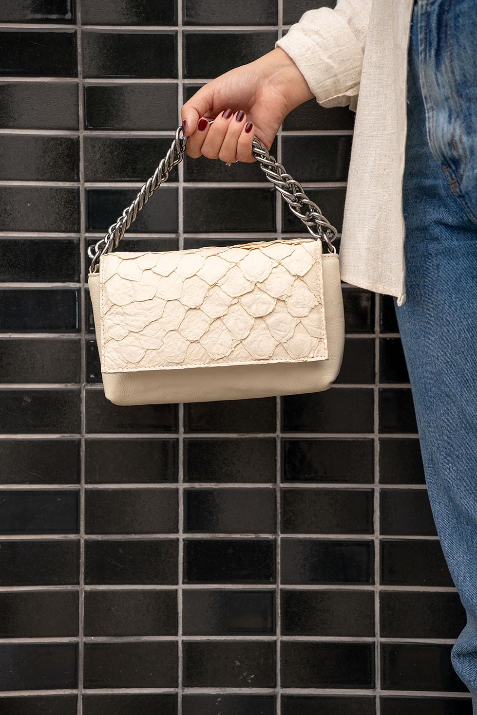 Bolsa Luna em Couro Legítimo de Pirarucu Sustentável, Alça Intercambiável, Tamanho Único – Marca Sool em promoção! Veja a oferta e mais achadinhos de Bolsas 9 Hoje é o melhor dia para comprar Bolsa Luna em Couro Legítimo de Pirarucu Sustentável, Alça Intercambiável, Tamanho Único – Marca Sool com aquele preço maroto! Promoção! Aproveite a oferta! 9