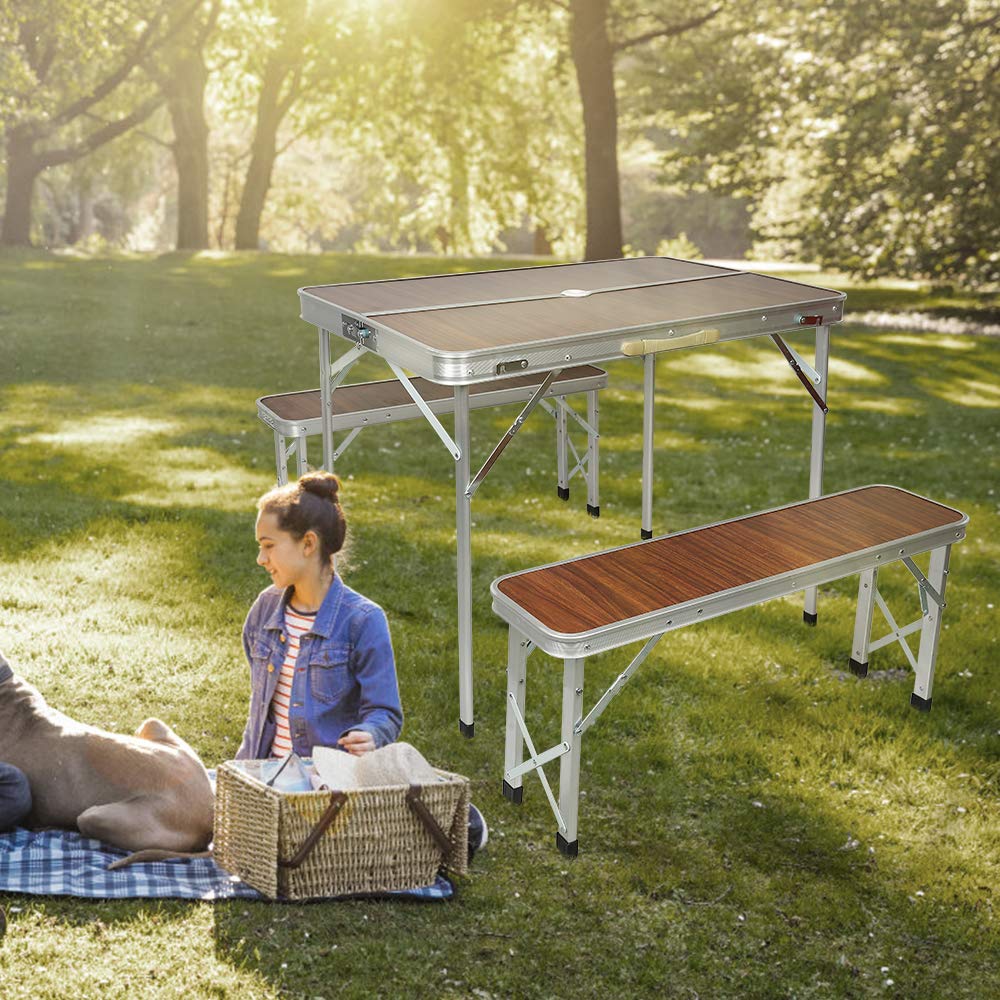 OHMG Tables de Pique-Nique,Table de Camping,Table Pliante Valise avec 2 bancs avec Un Poids Faible grâce au Cadre en Aluminium, Aspect Bois avec Poignées de Transport Marron,90 * 60 * 70cm
