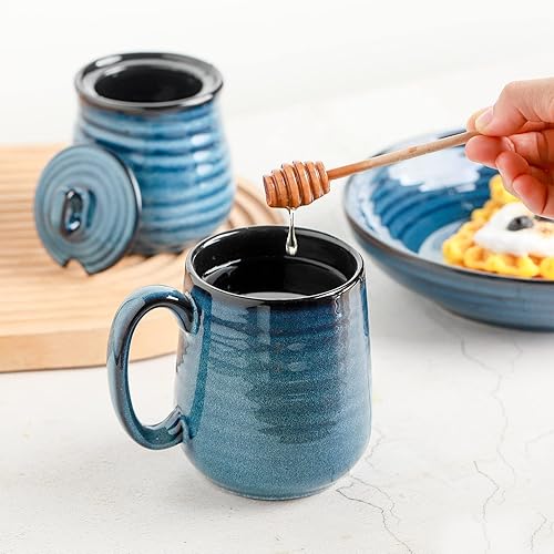 Vista 5 de HASENSE Maceta de cerámica para miel con tapa, tarro de miel de 12 onzas con vaso de madera, juego de palitos y frascos de miel, lindo recipiente