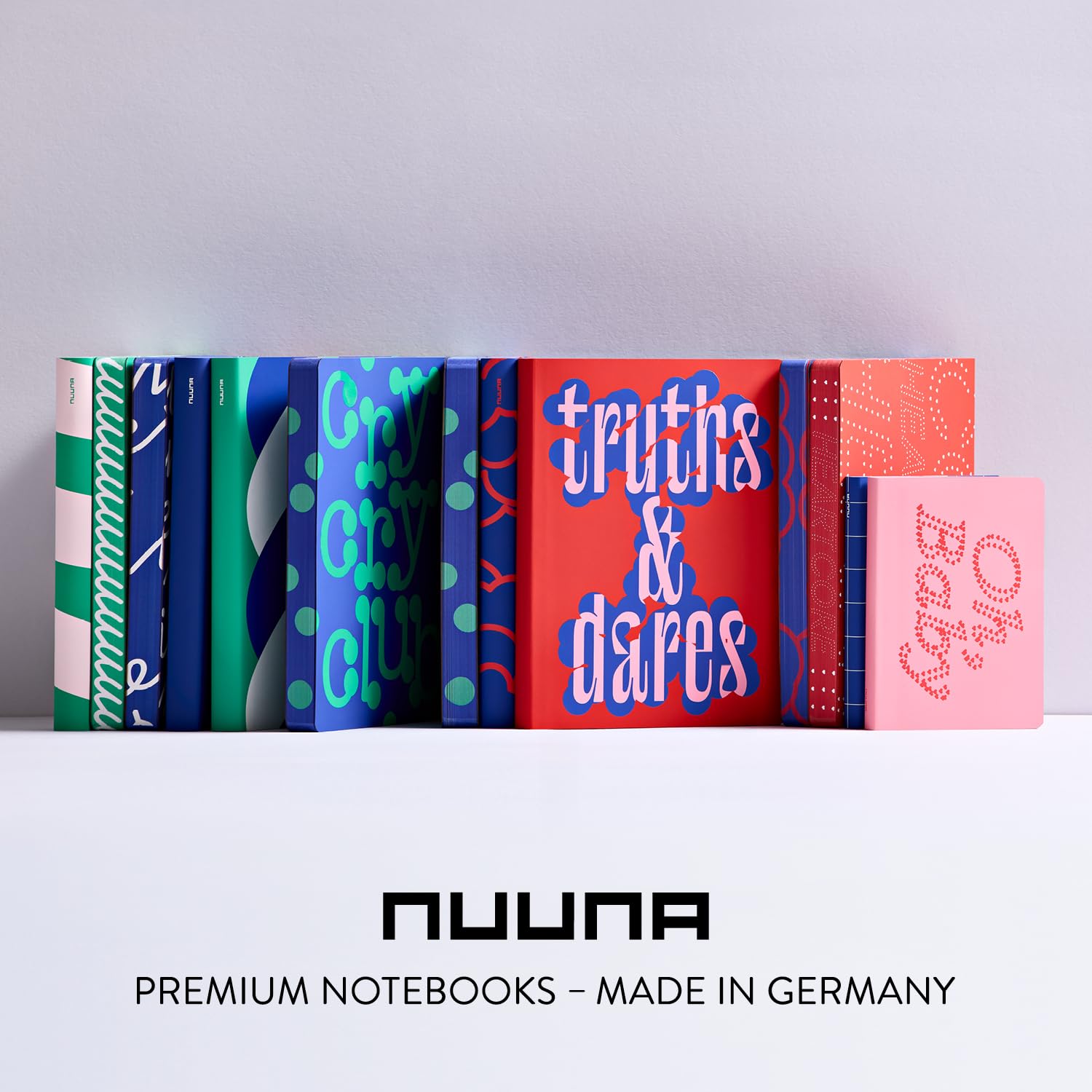Nuuna Notizbuch A5+ | Graphic L - Heaven | 3,5 mm Punktraster | 256 nummerierte Seiten | 120 g Premium-Papier | Leder blau | nachhaltig produziert in Deutschland
