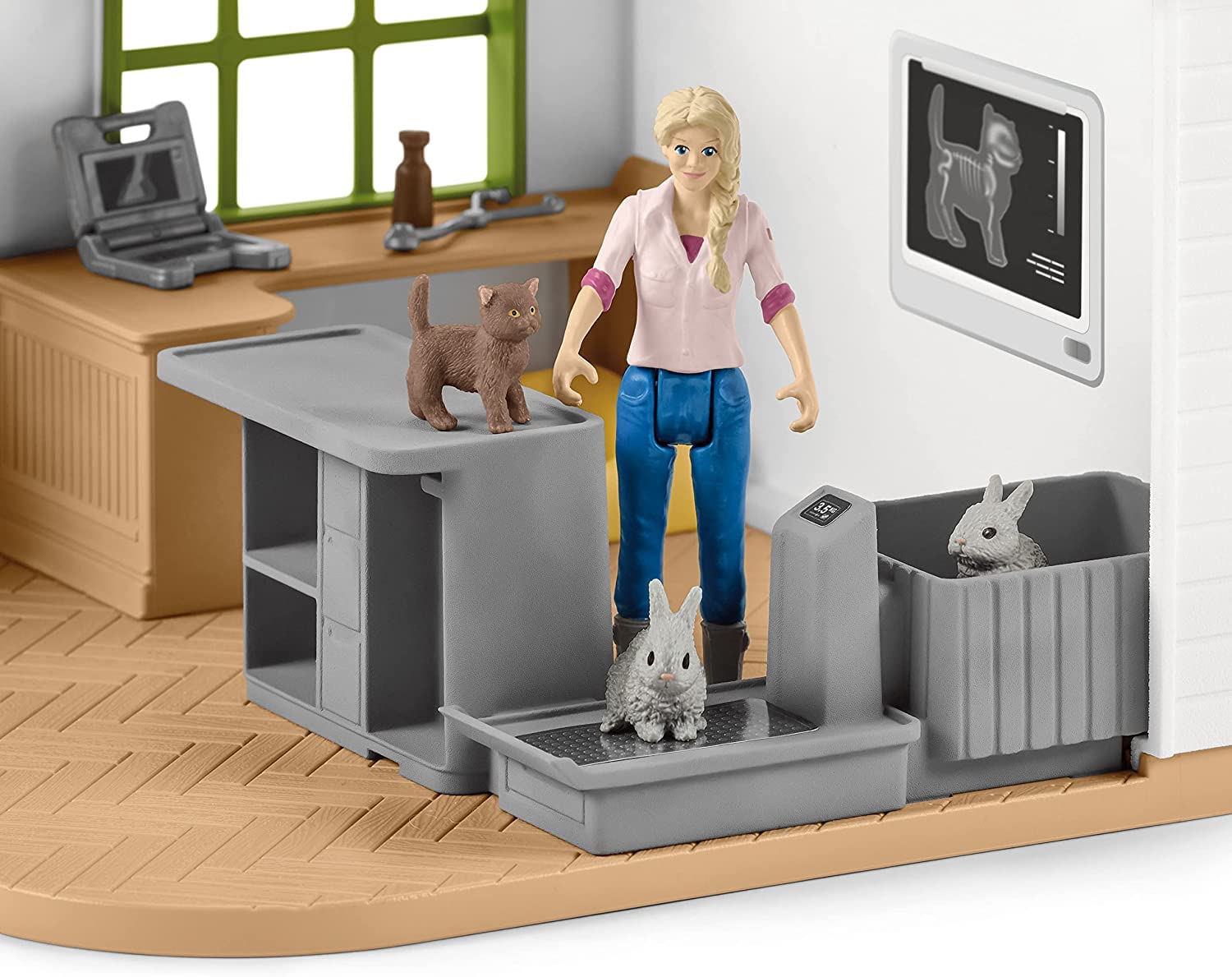 SCHLEICH 42502 Tierarzt-Praxis mit Haustieren, für Kinder ab 3+ Jahren, Farm World - Spielset, 35 x 32 x 17 cm